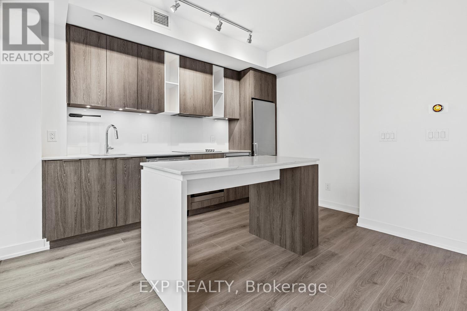 1009 - 200 Sackville Street, Toronto, ON - Indoor Photo Showing Kitchen