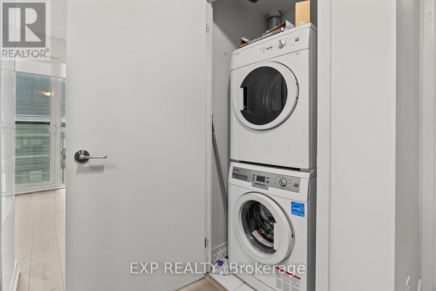 1009 - 200 Sackville Street, Toronto, ON - Indoor Photo Showing Laundry Room