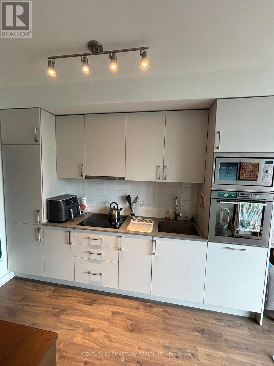 803 - 576 Front Street W, Toronto, ON - Indoor Photo Showing Kitchen