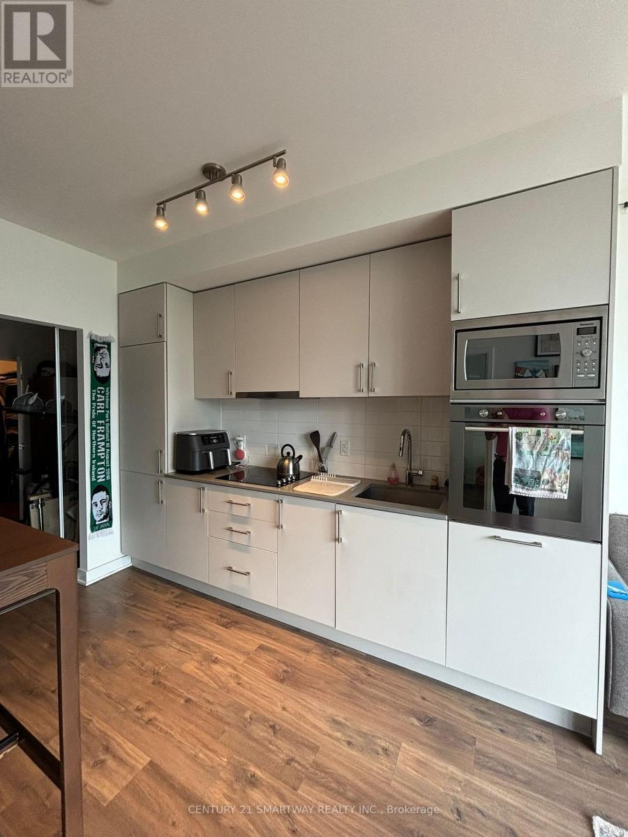 803 - 576 Front Street W, Toronto, ON - Indoor Photo Showing Kitchen