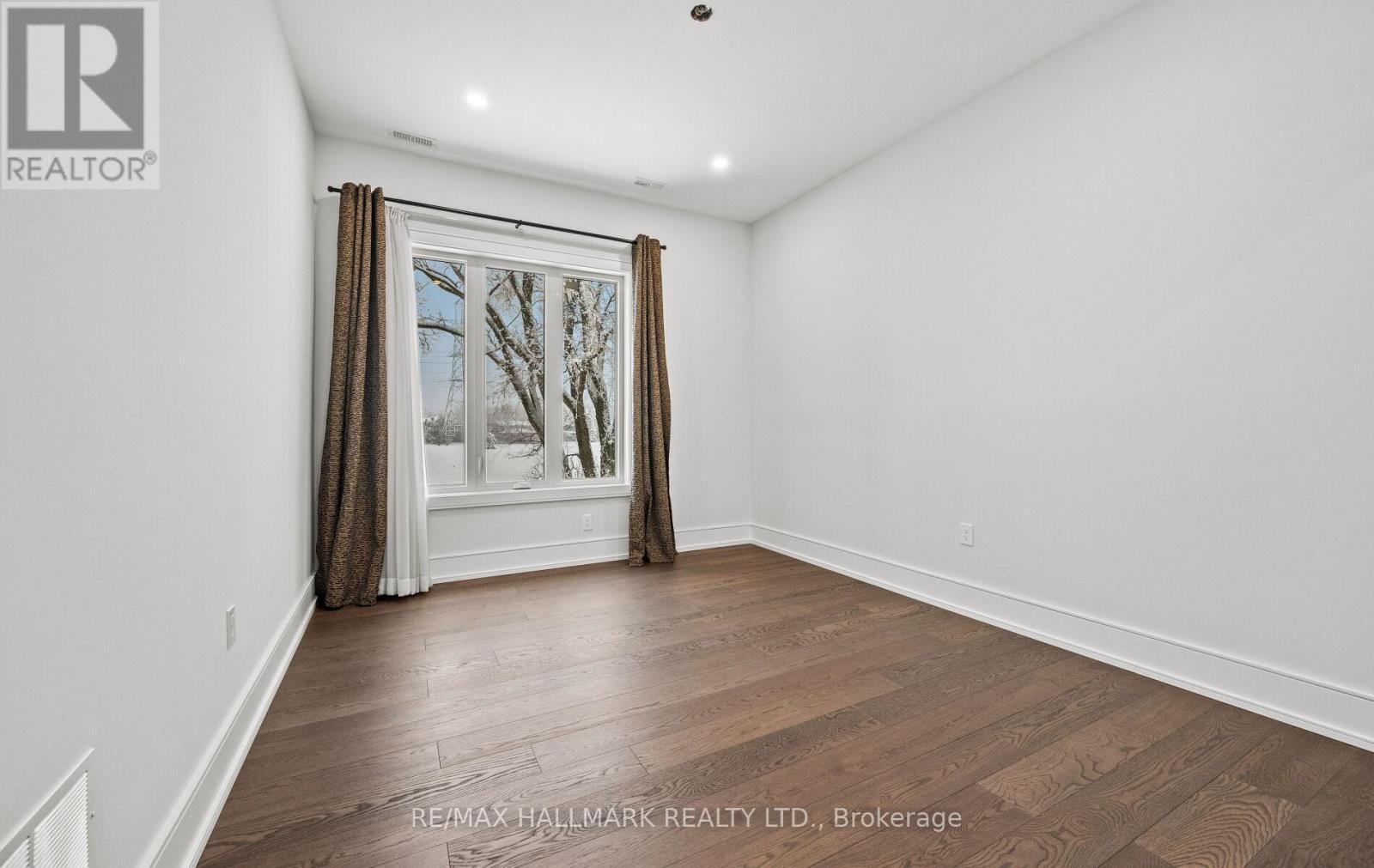 32 Devondale Avenue, Toronto, ON - Indoor Photo Showing Other Room