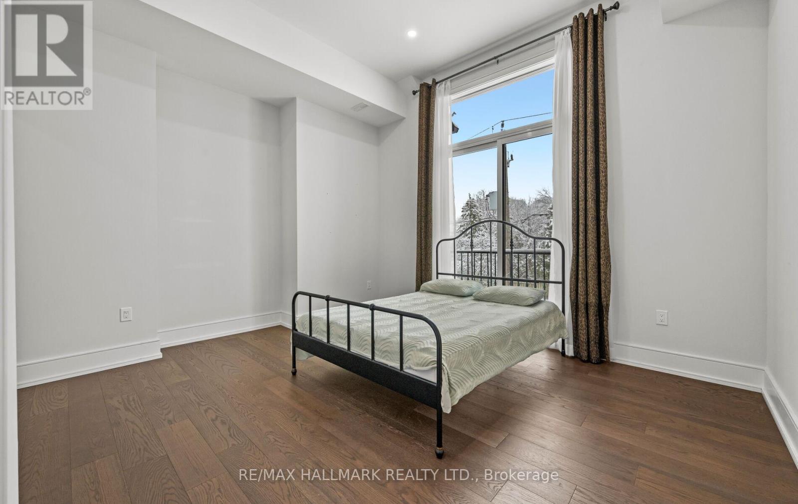 32 Devondale Avenue, Toronto, ON - Indoor Photo Showing Bedroom