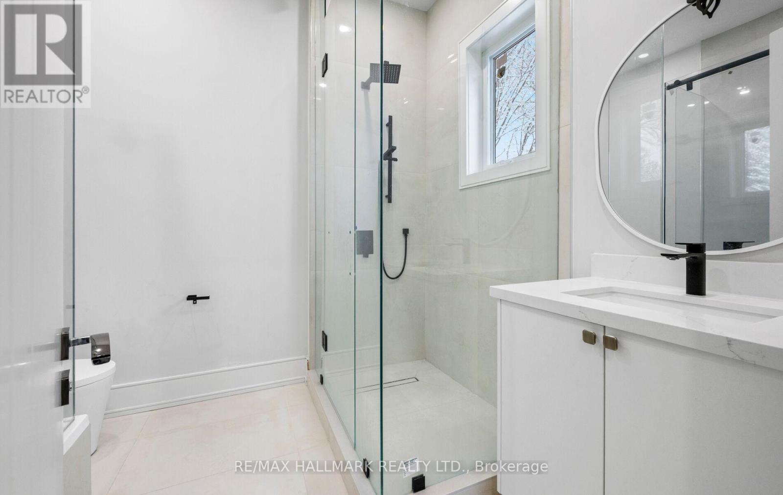 32 Devondale Avenue, Toronto, ON - Indoor Photo Showing Bathroom