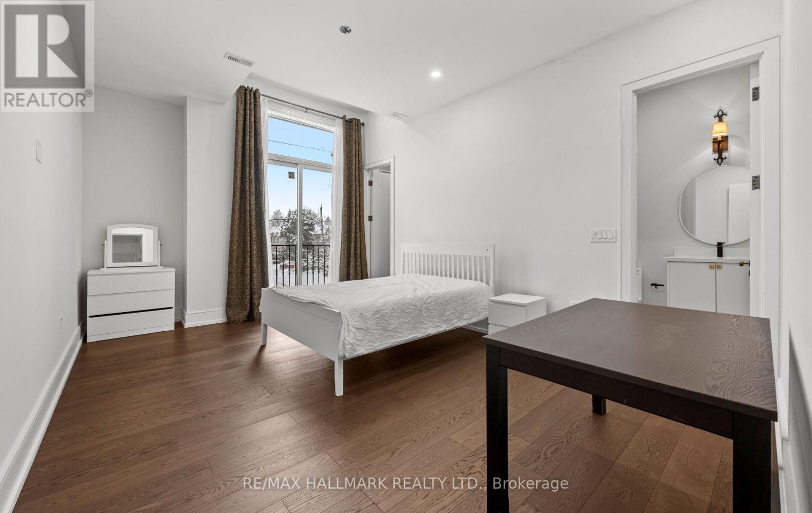 32 Devondale Avenue, Toronto, ON - Indoor Photo Showing Bedroom