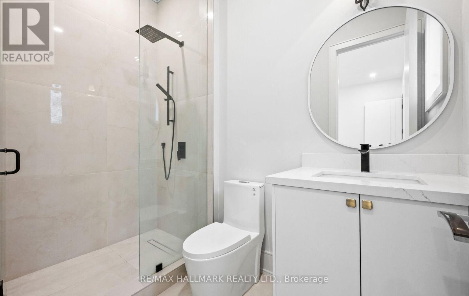 32 Devondale Avenue, Toronto, ON - Indoor Photo Showing Bathroom
