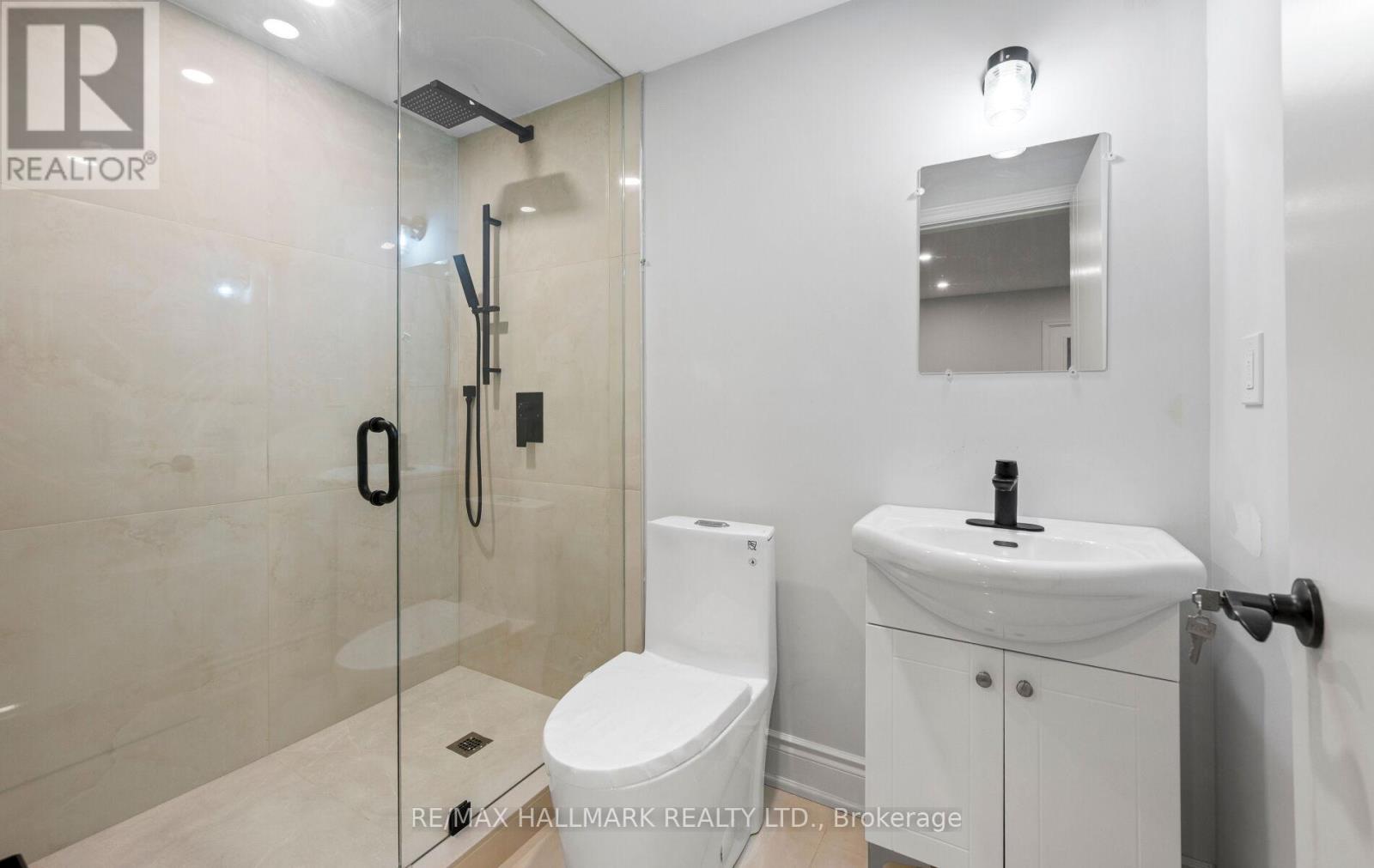 32 Devondale Avenue, Toronto, ON - Indoor Photo Showing Bathroom