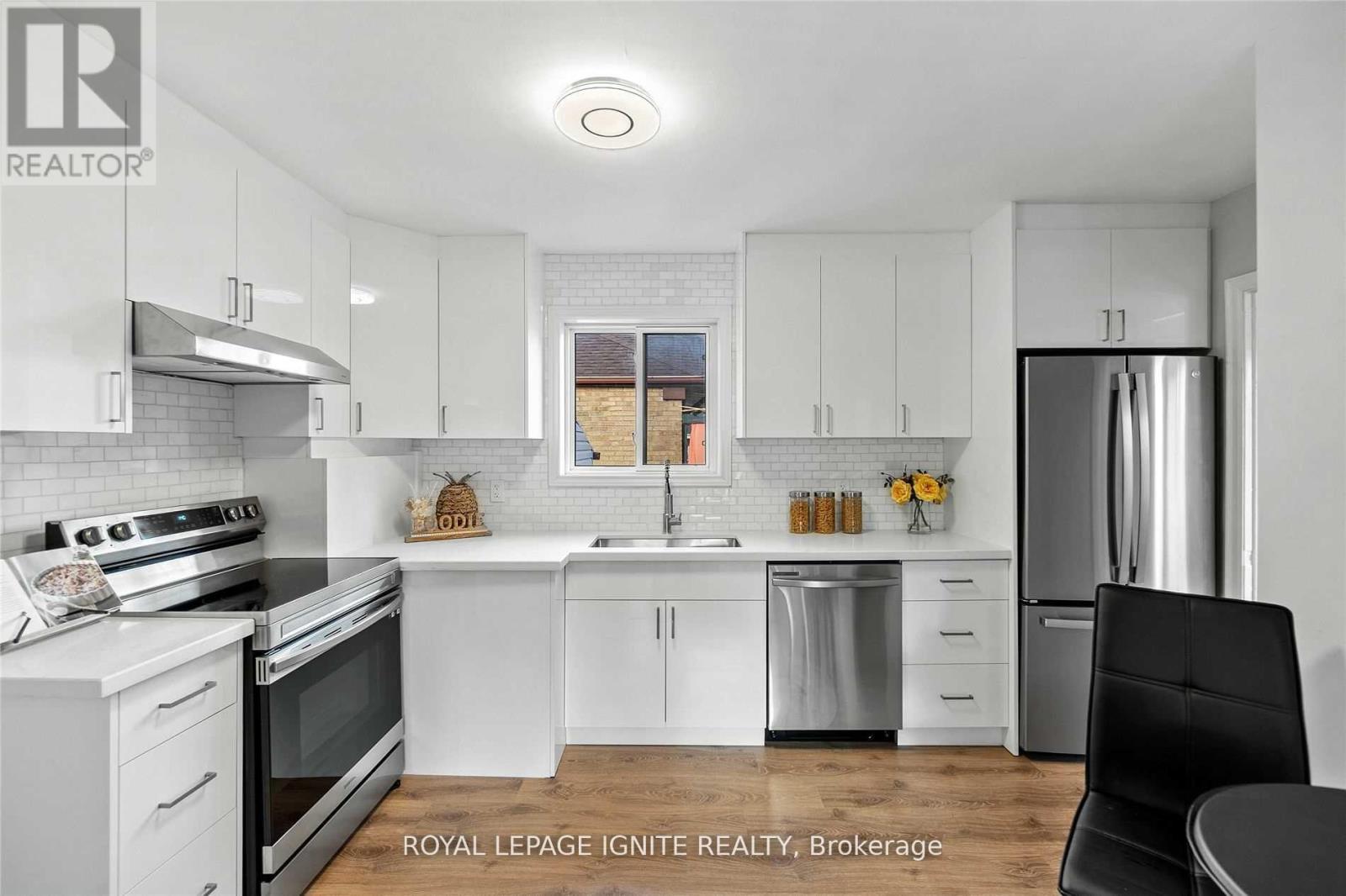 Main - 35 Archwood Crescent, Toronto, ON - Indoor Photo Showing Kitchen With Upgraded Kitchen