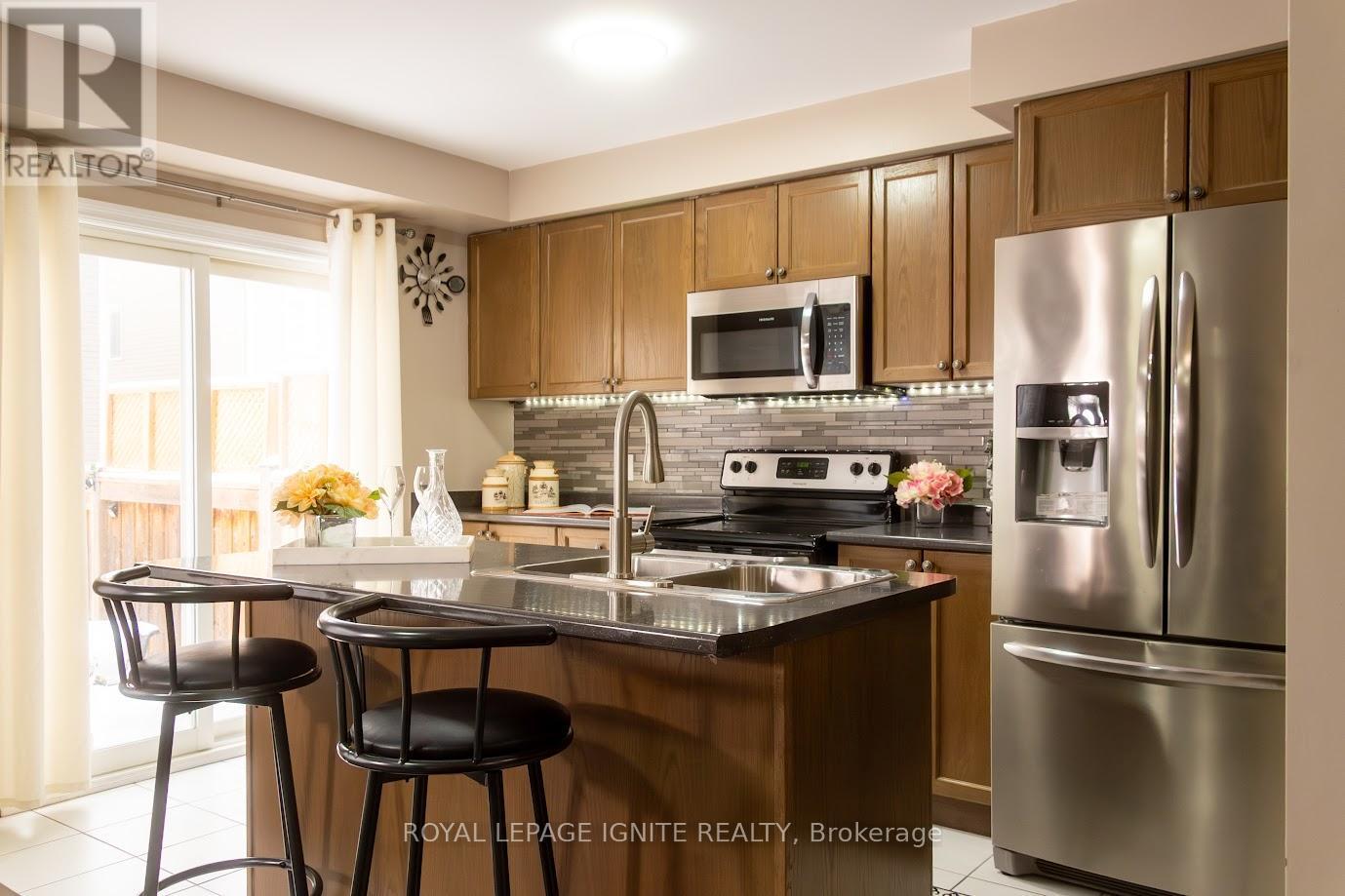 47 Tabaret Crescent, Oshawa, ON - Indoor Photo Showing Kitchen With Stainless Steel Kitchen With Double Sink With Upgraded Kitchen