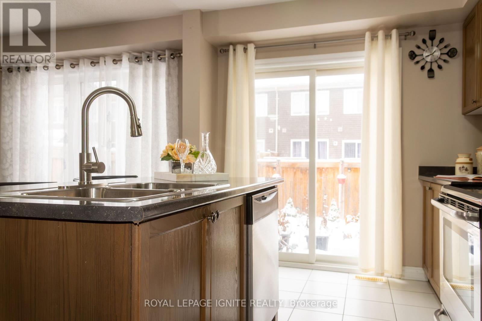 47 Tabaret Crescent, Oshawa, ON - Indoor Photo Showing Kitchen With Double Sink