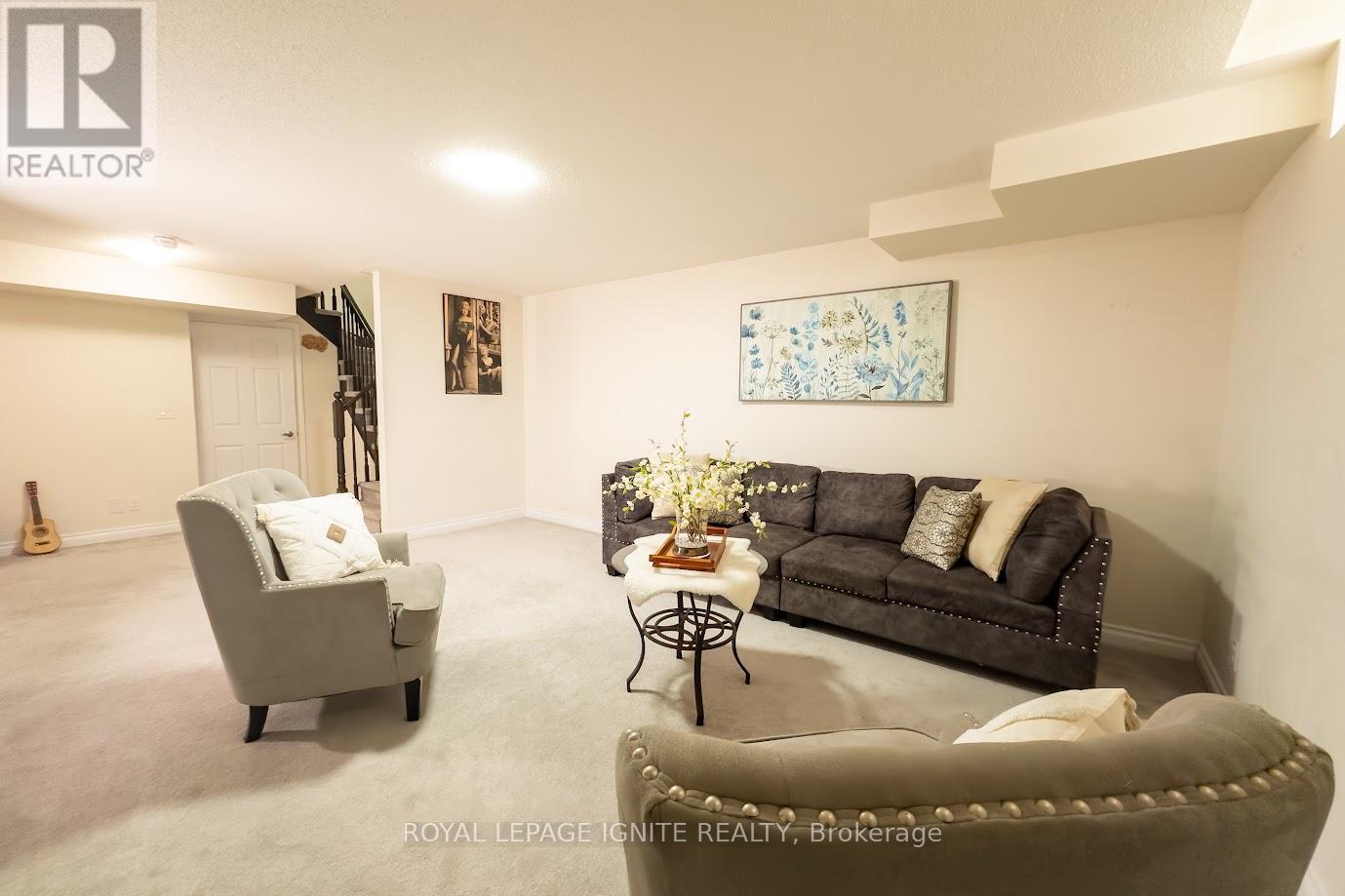 47 Tabaret Crescent, Oshawa, ON - Indoor Photo Showing Living Room