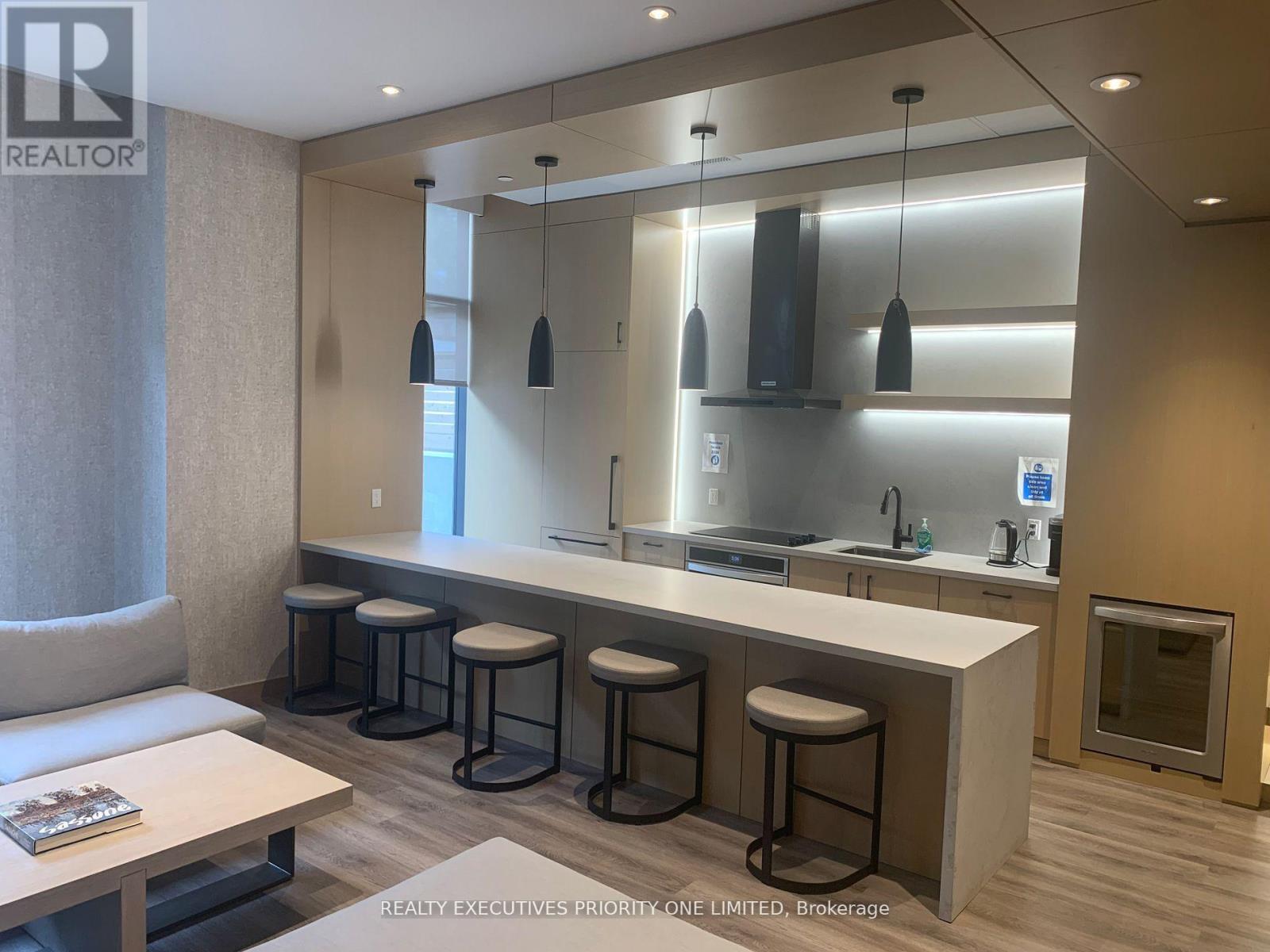 407 - 2369 Danforth Avenue, Toronto, ON - Indoor Photo Showing Kitchen With Upgraded Kitchen