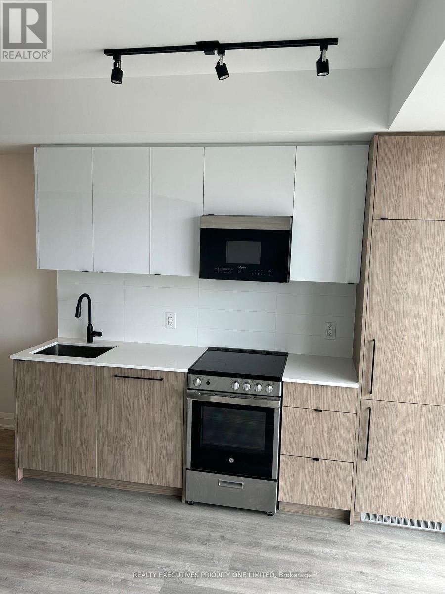 407 - 2369 Danforth Avenue, Toronto, ON - Indoor Photo Showing Kitchen