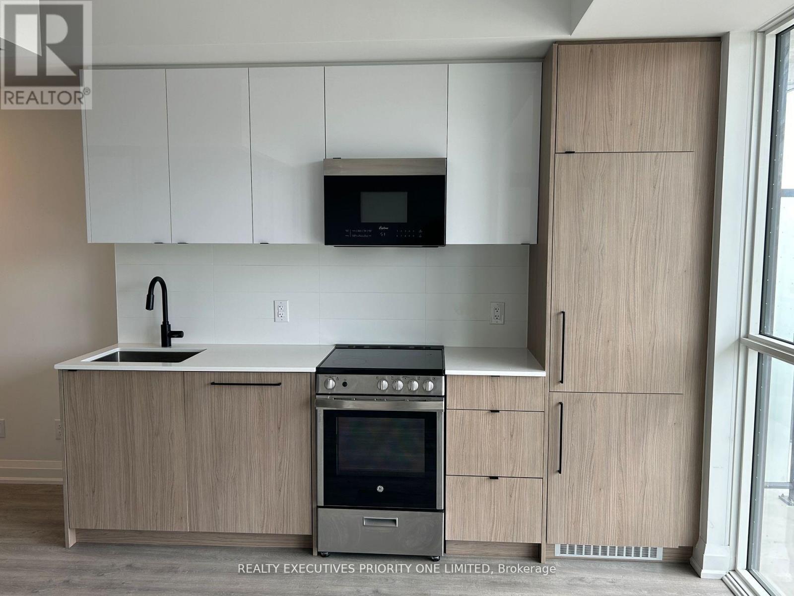 407 - 2369 Danforth Avenue, Toronto, ON - Indoor Photo Showing Kitchen
