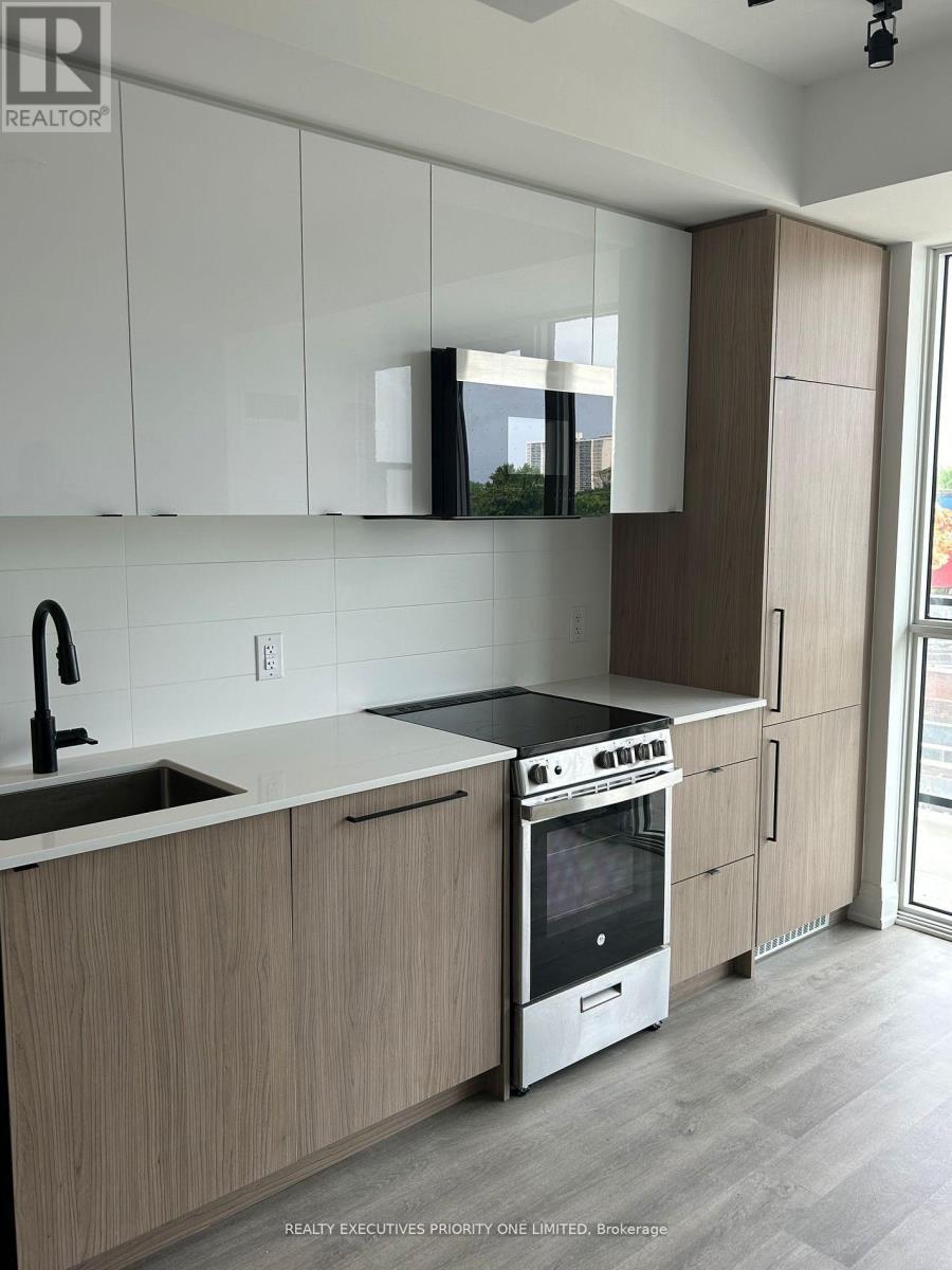 407 - 2369 Danforth Avenue, Toronto, ON - Indoor Photo Showing Kitchen With Upgraded Kitchen
