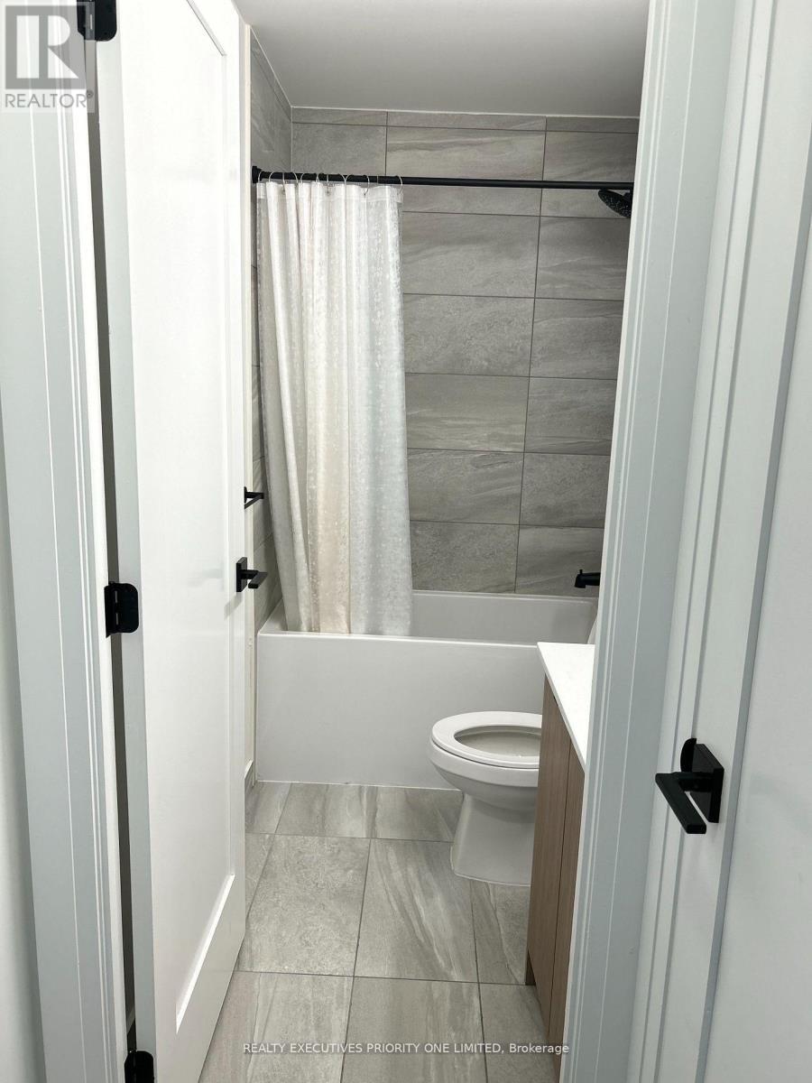407 - 2369 Danforth Avenue, Toronto, ON - Indoor Photo Showing Bathroom
