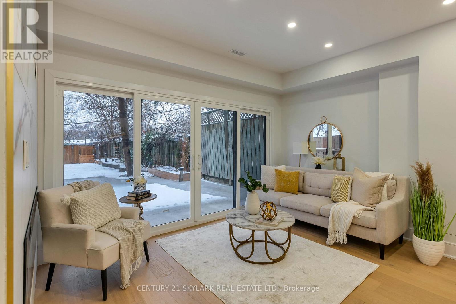 208 Gainsborough Road, Toronto, ON - Indoor Photo Showing Living Room