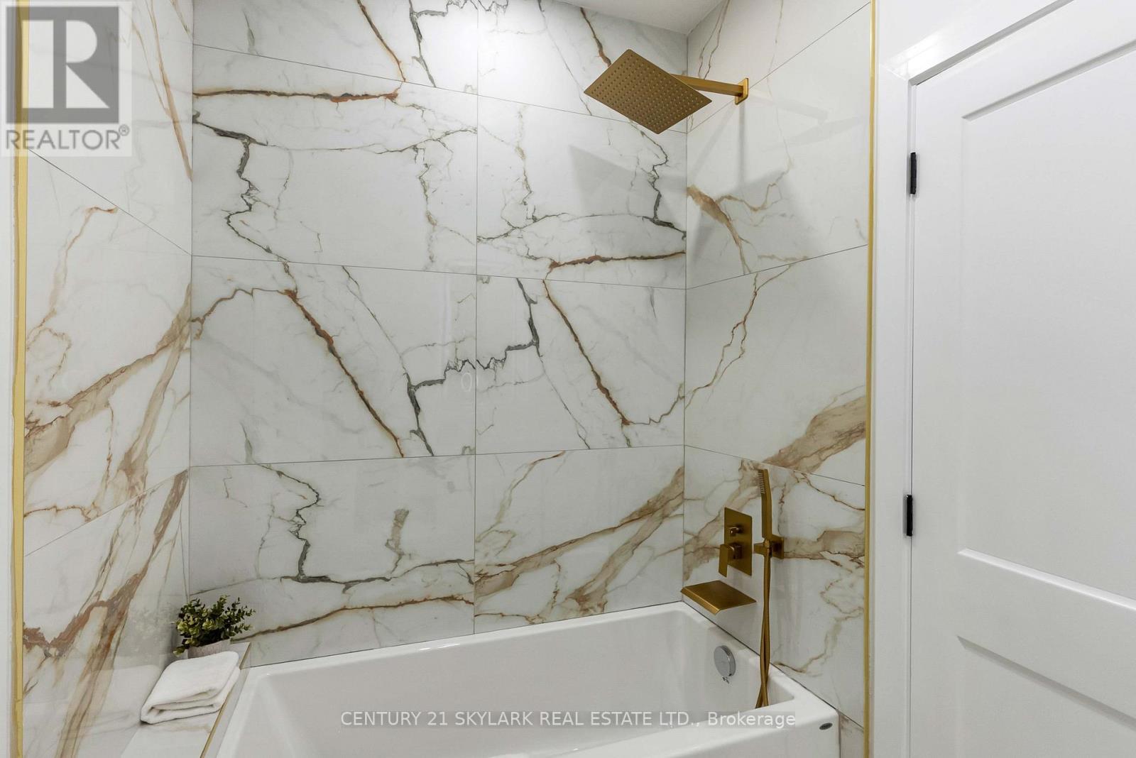 208 Gainsborough Road, Toronto, ON - Indoor Photo Showing Bathroom