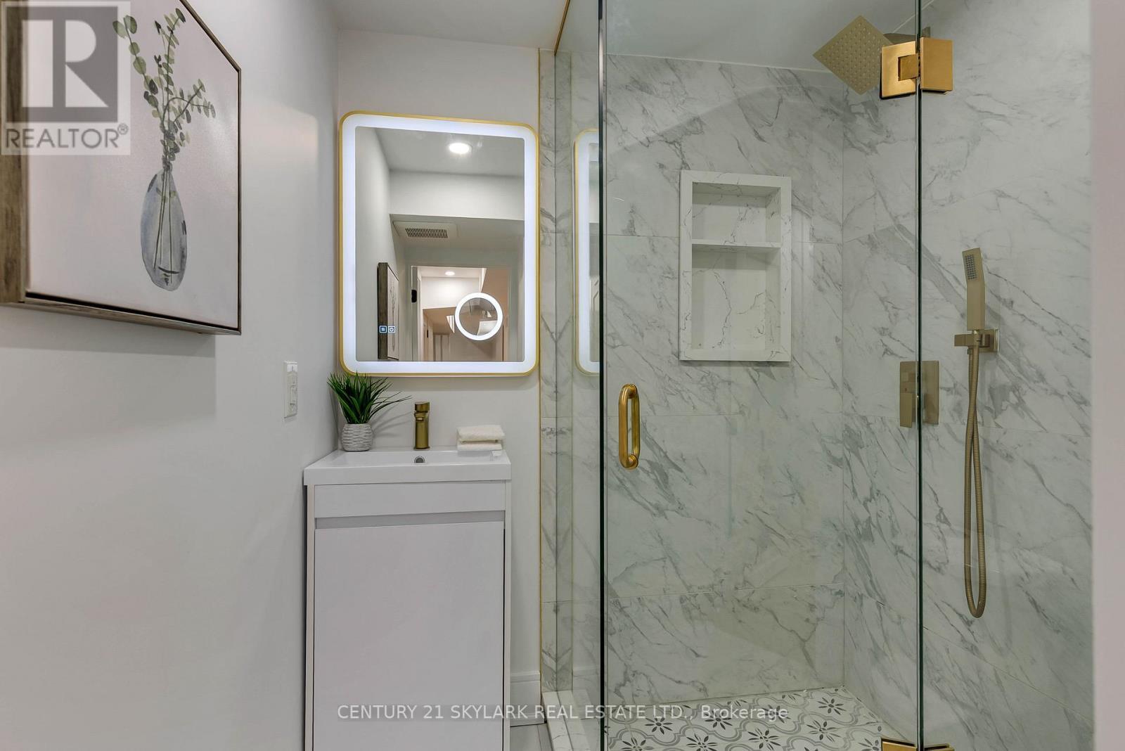 208 Gainsborough Road, Toronto, ON - Indoor Photo Showing Bathroom