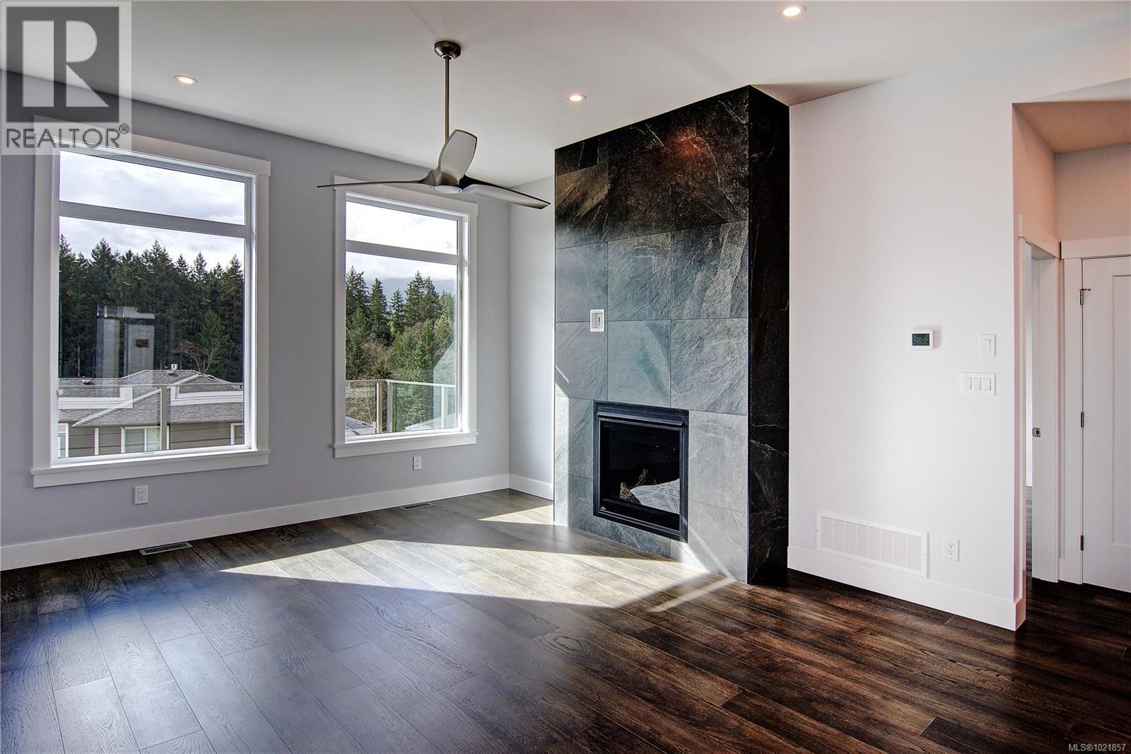 35 626 Farrell Rd, Ladysmith, BC - Indoor Photo Showing Living Room With Fireplace
