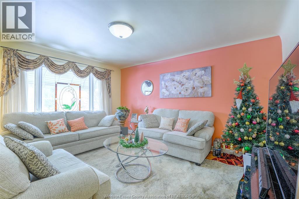 274 St Paul Avenue, Windsor, ON - Indoor Photo Showing Living Room