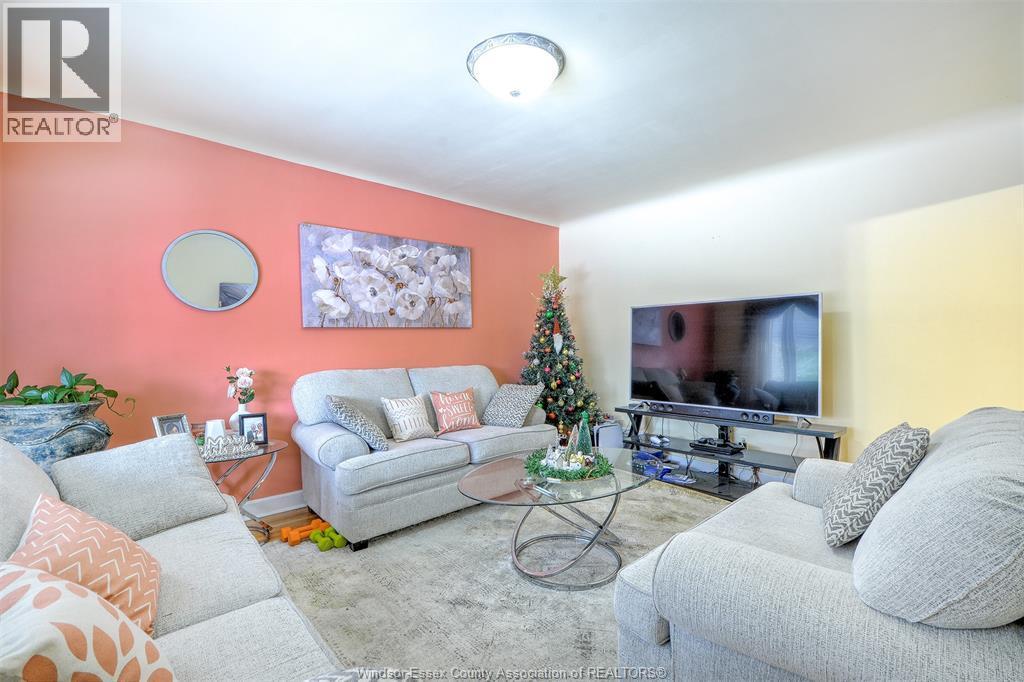 274 St Paul Avenue, Windsor, ON - Indoor Photo Showing Living Room