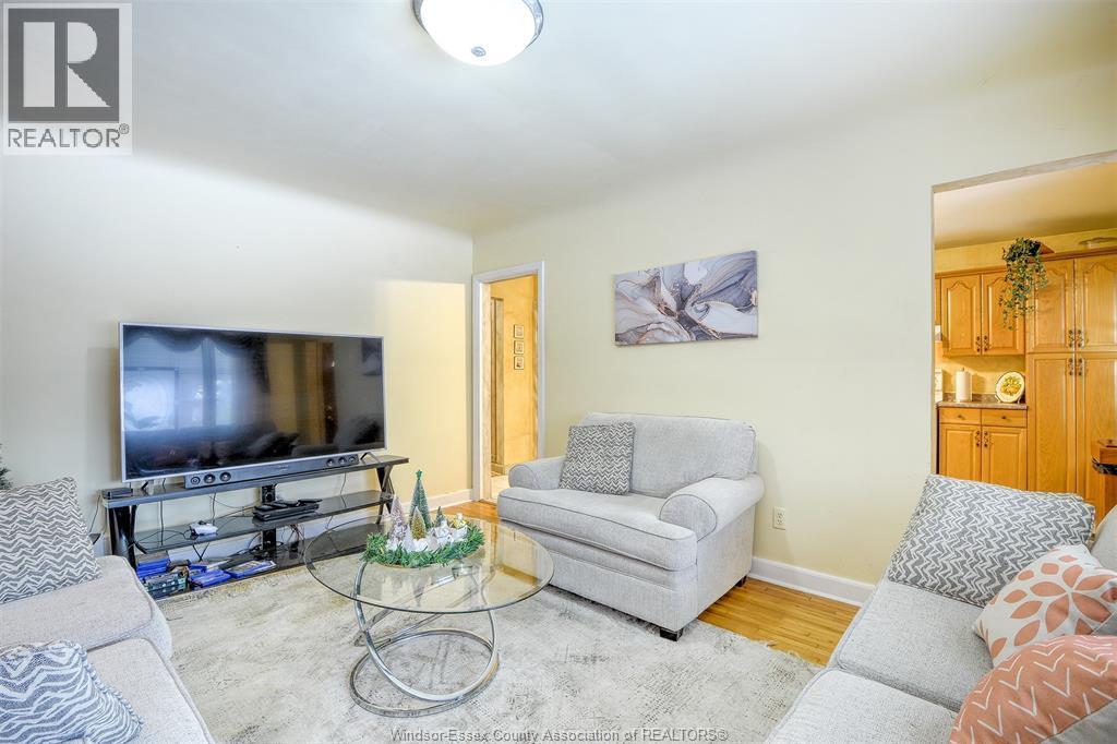 274 St Paul Avenue, Windsor, ON - Indoor Photo Showing Living Room