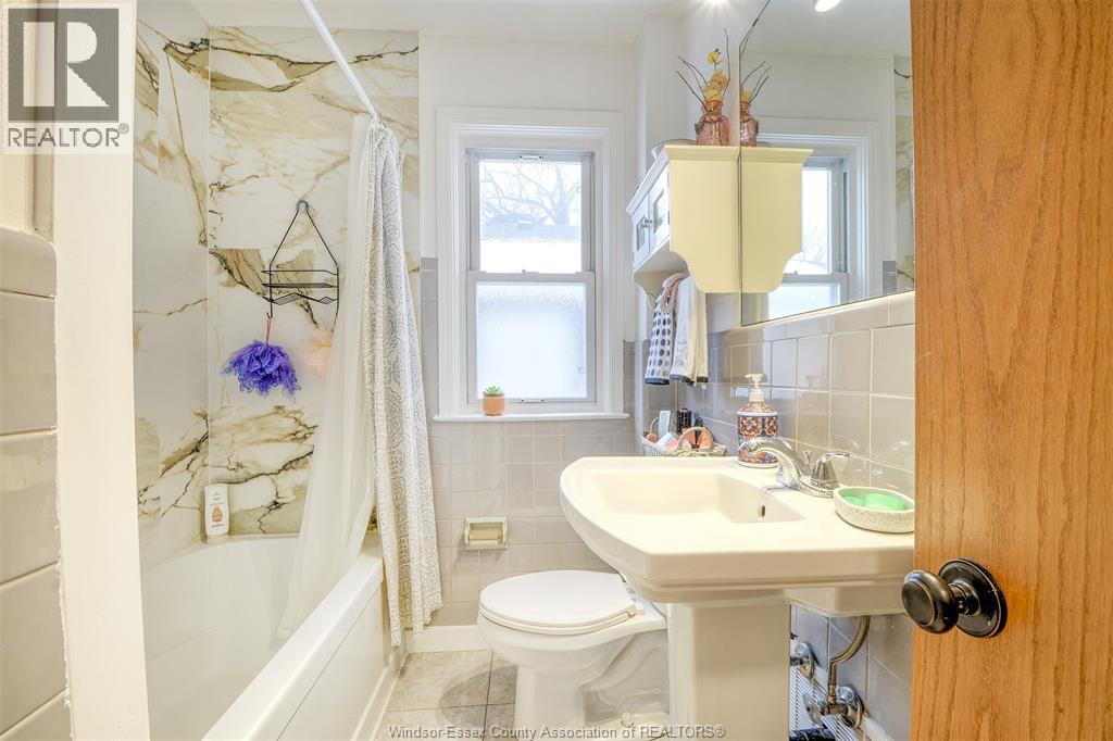 274 St Paul Avenue, Windsor, ON - Indoor Photo Showing Bathroom