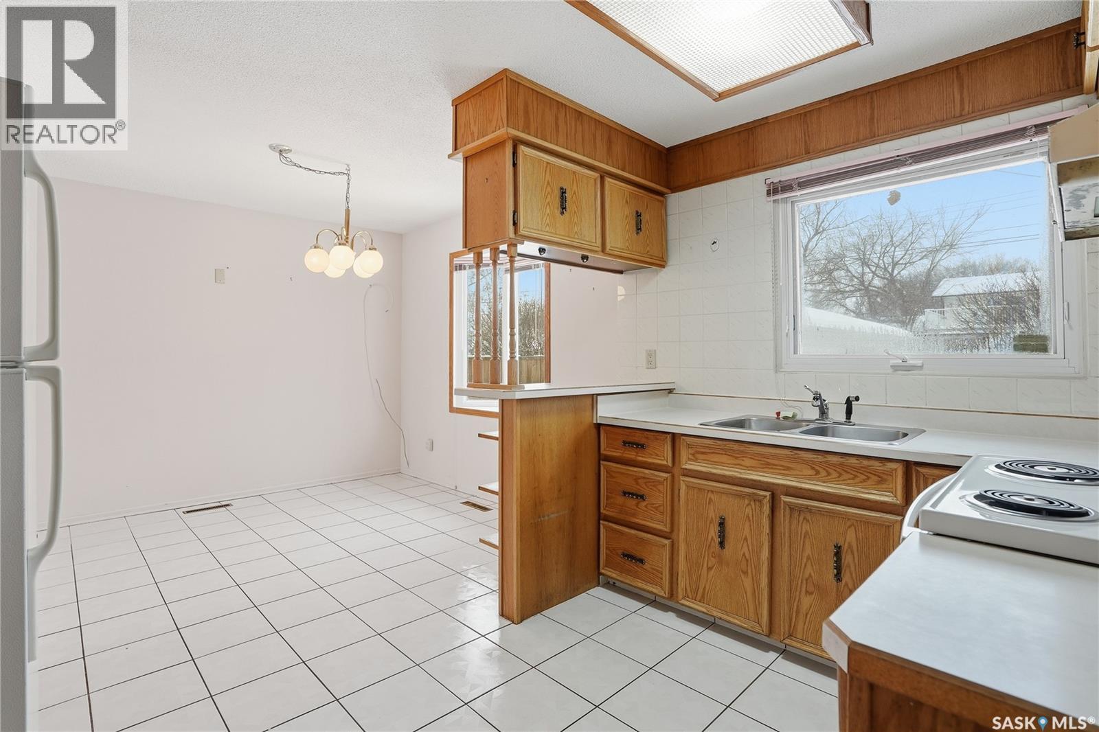 50 Rawson Crescent, Saskatoon, SK - Indoor Photo Showing Kitchen With Double Sink