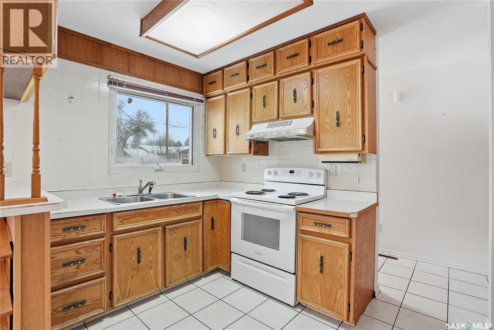 50 Rawson Crescent, Saskatoon, SK - Indoor Photo Showing Kitchen With Double Sink