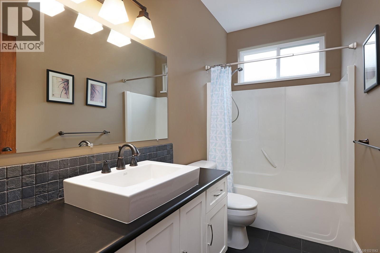 2228 Swallow Cres, Courtenay, BC - Indoor Photo Showing Bathroom