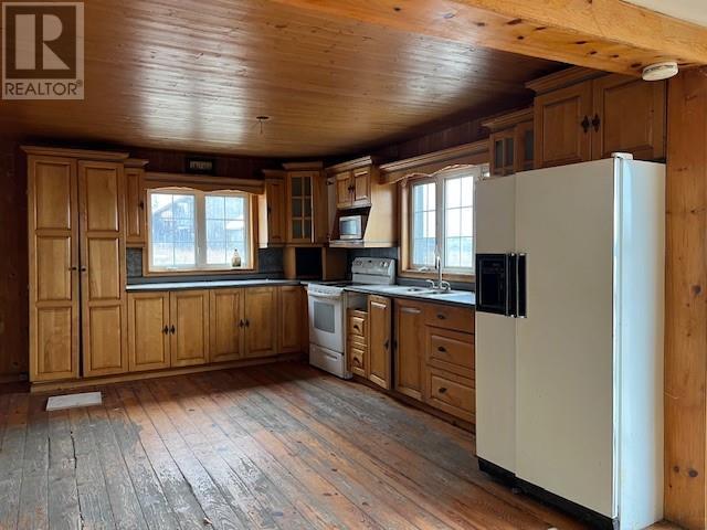 61 Haven Road, Warren, ON - Indoor Photo Showing Kitchen With Double Sink