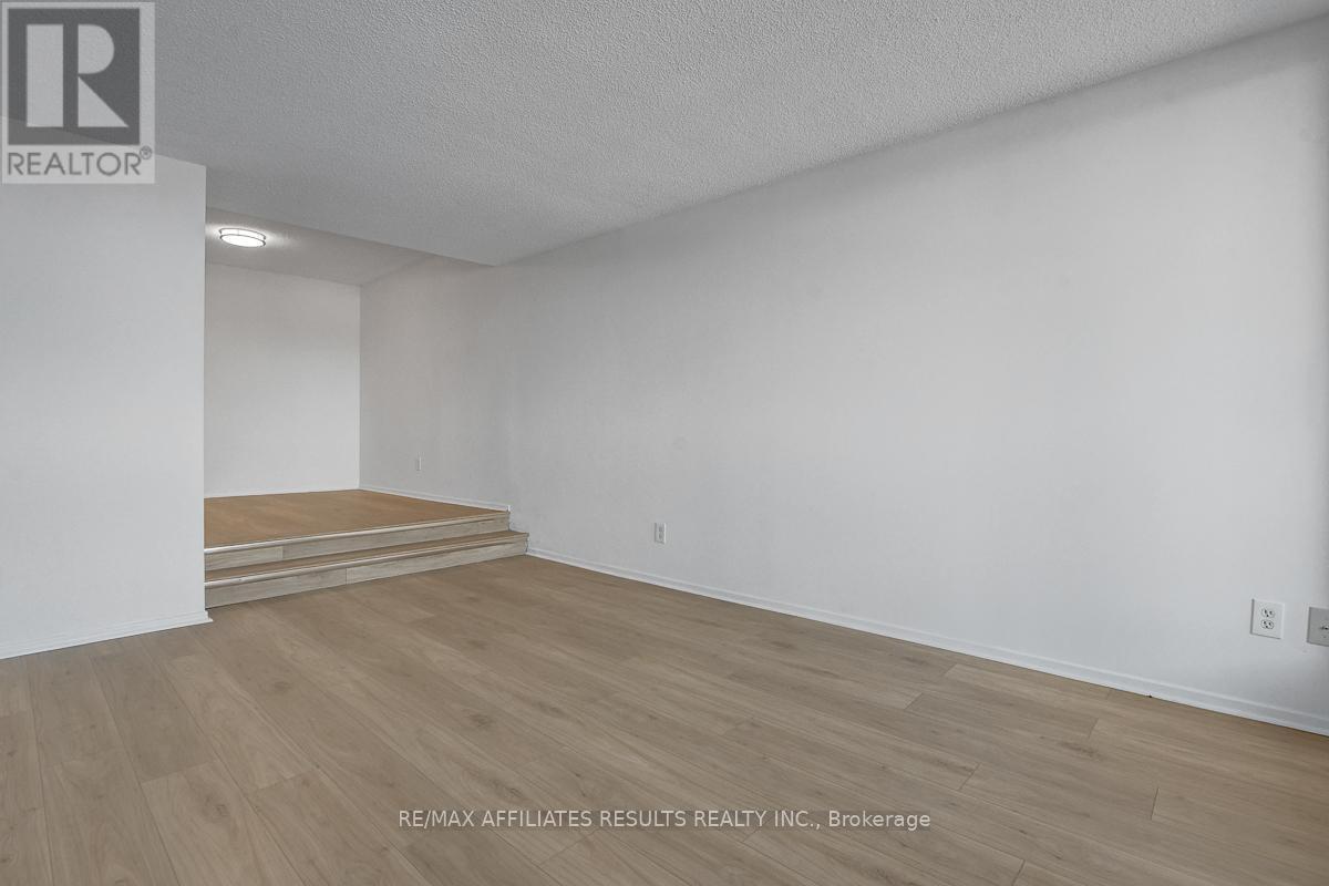 410 - 415 Greenview Avenue, Ottawa, ON - Indoor Photo Showing Other Room