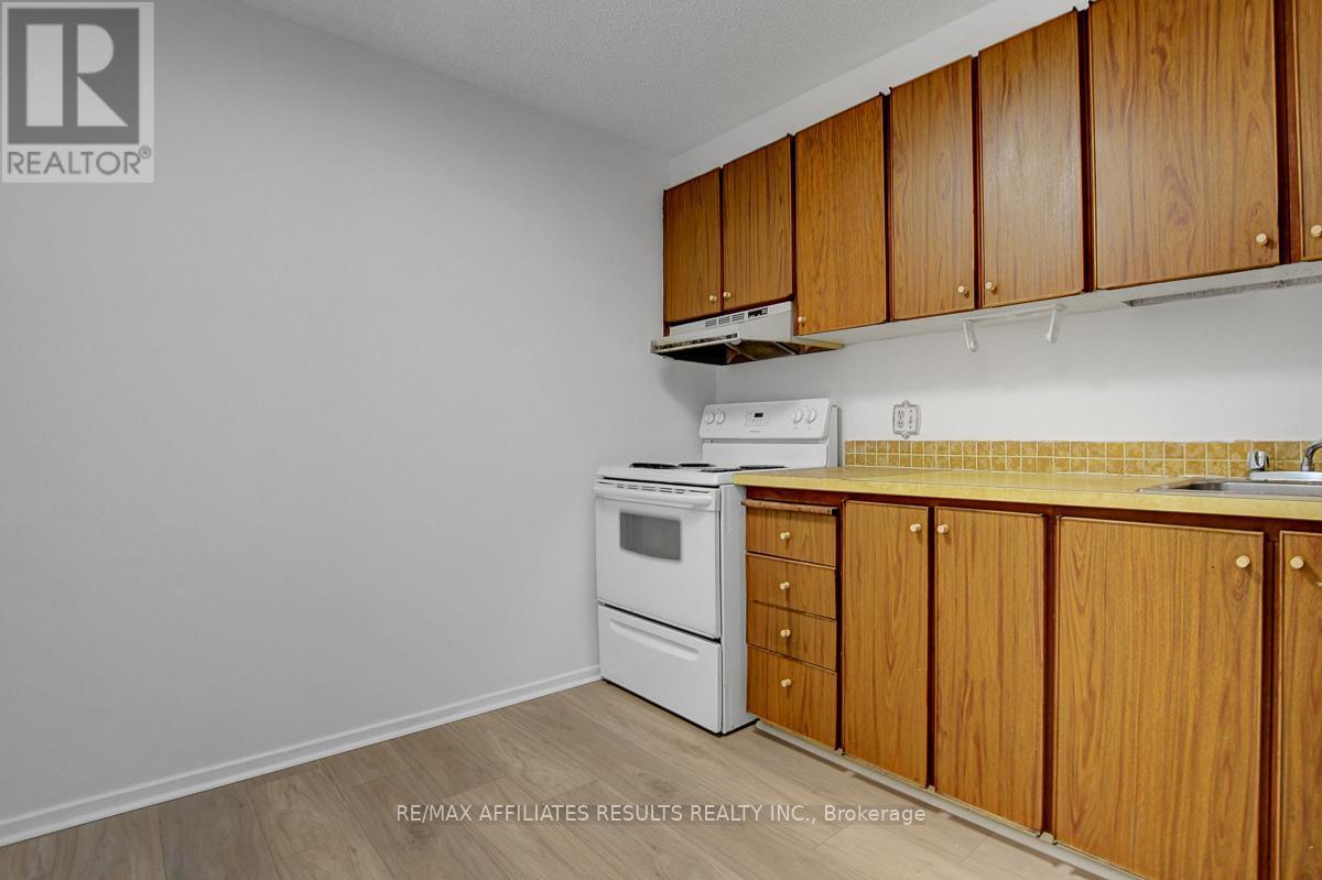410 - 415 Greenview Avenue, Ottawa, ON - Indoor Photo Showing Kitchen