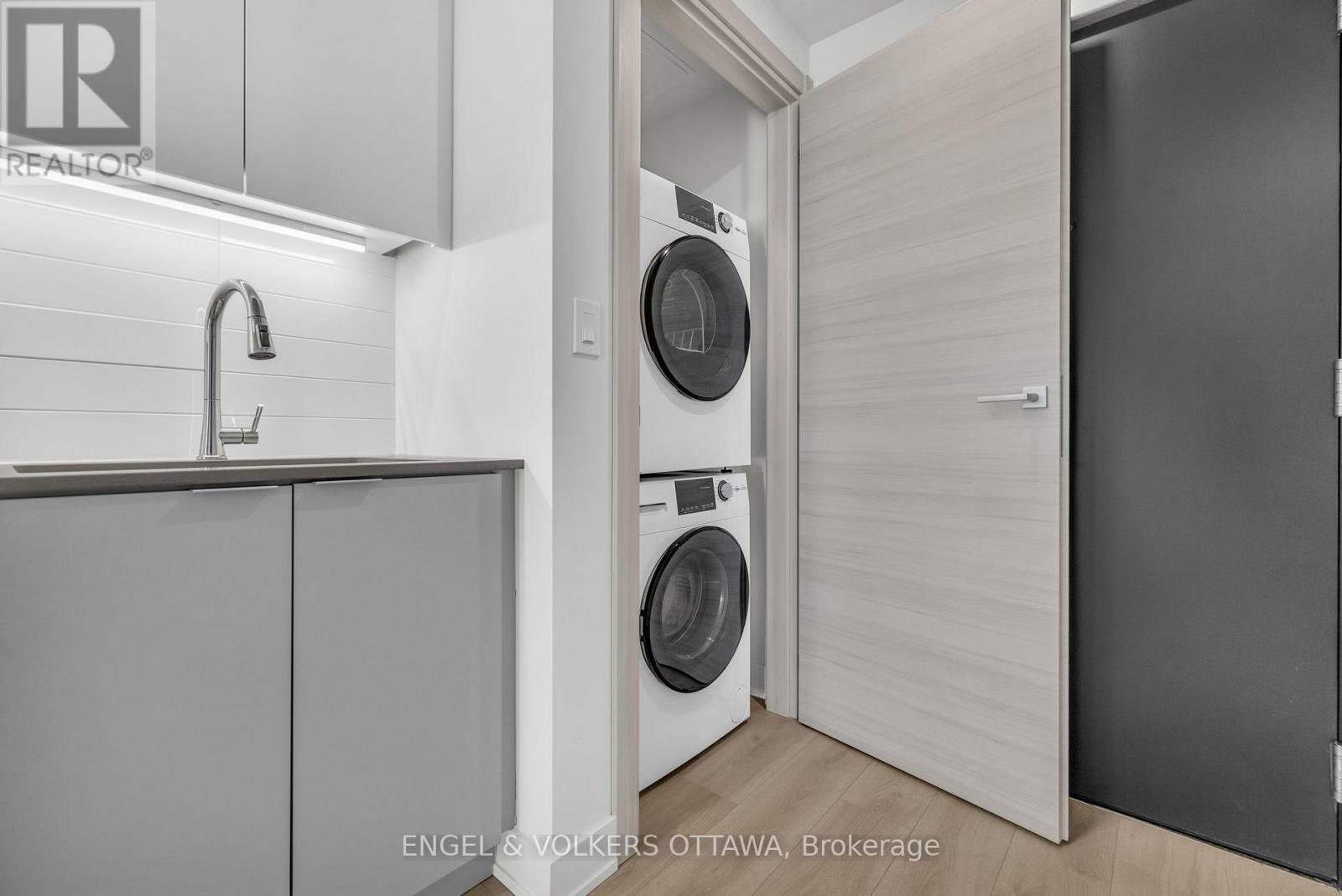 2107 - 199 Rideau Street, Ottawa, ON - Indoor Photo Showing Laundry Room