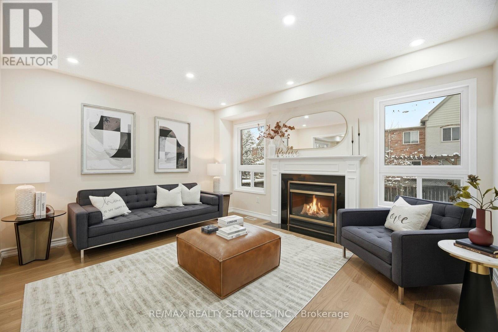 917 Joe Persechini Drive, Newmarket, ON - Indoor Photo Showing Living Room With Fireplace