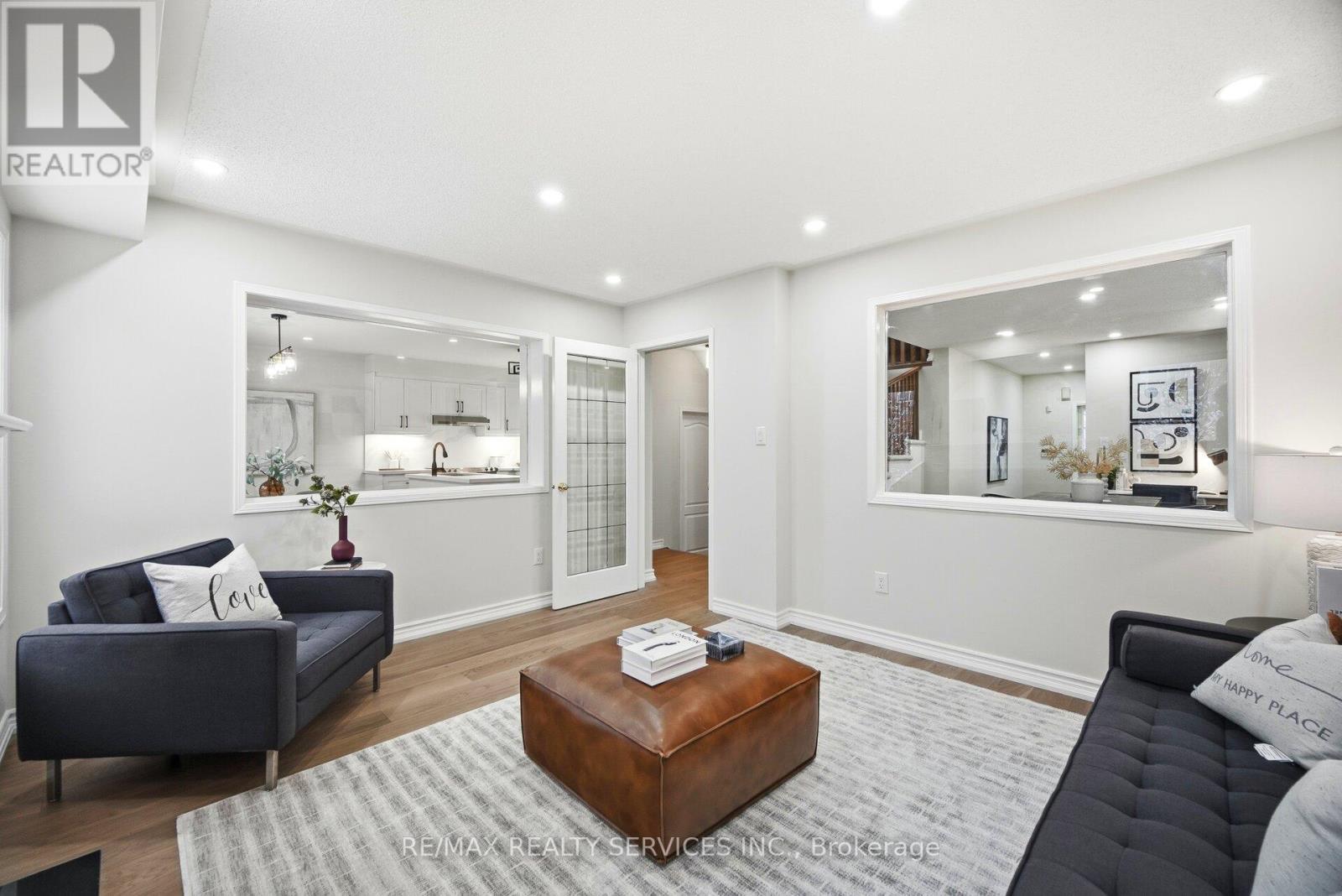 917 Joe Persechini Drive, Newmarket, ON - Indoor Photo Showing Living Room