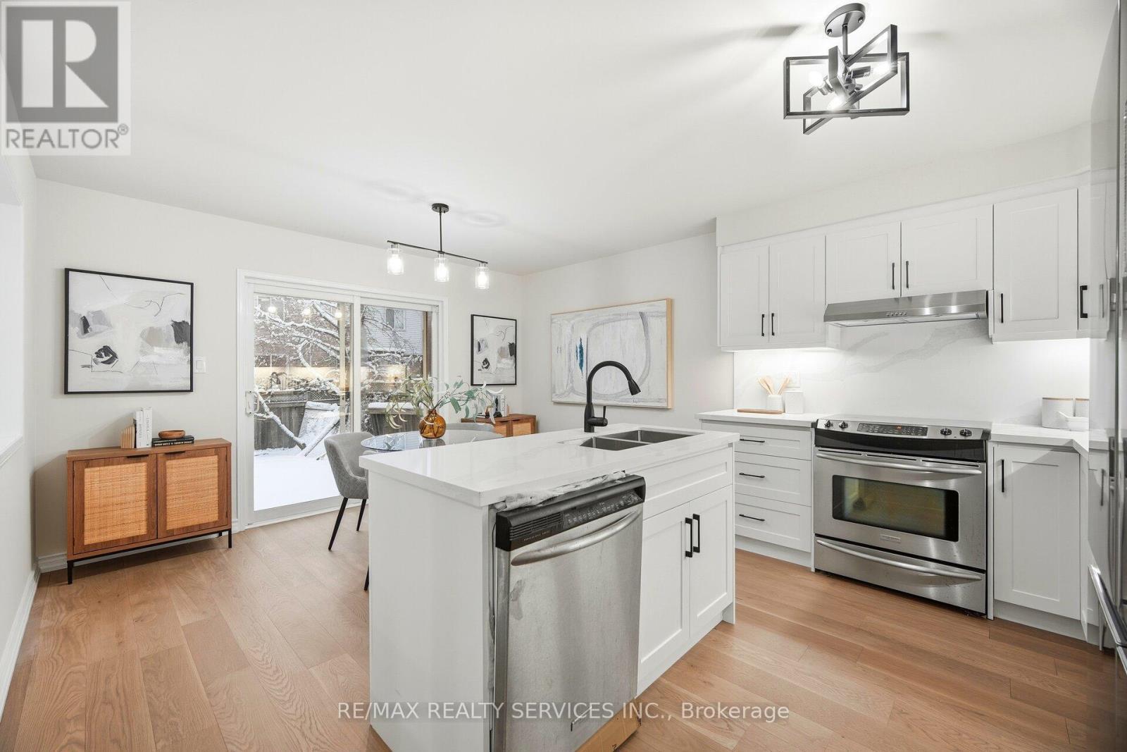 917 Joe Persechini Drive, Newmarket, ON - Indoor Photo Showing Kitchen With Double Sink With Upgraded Kitchen