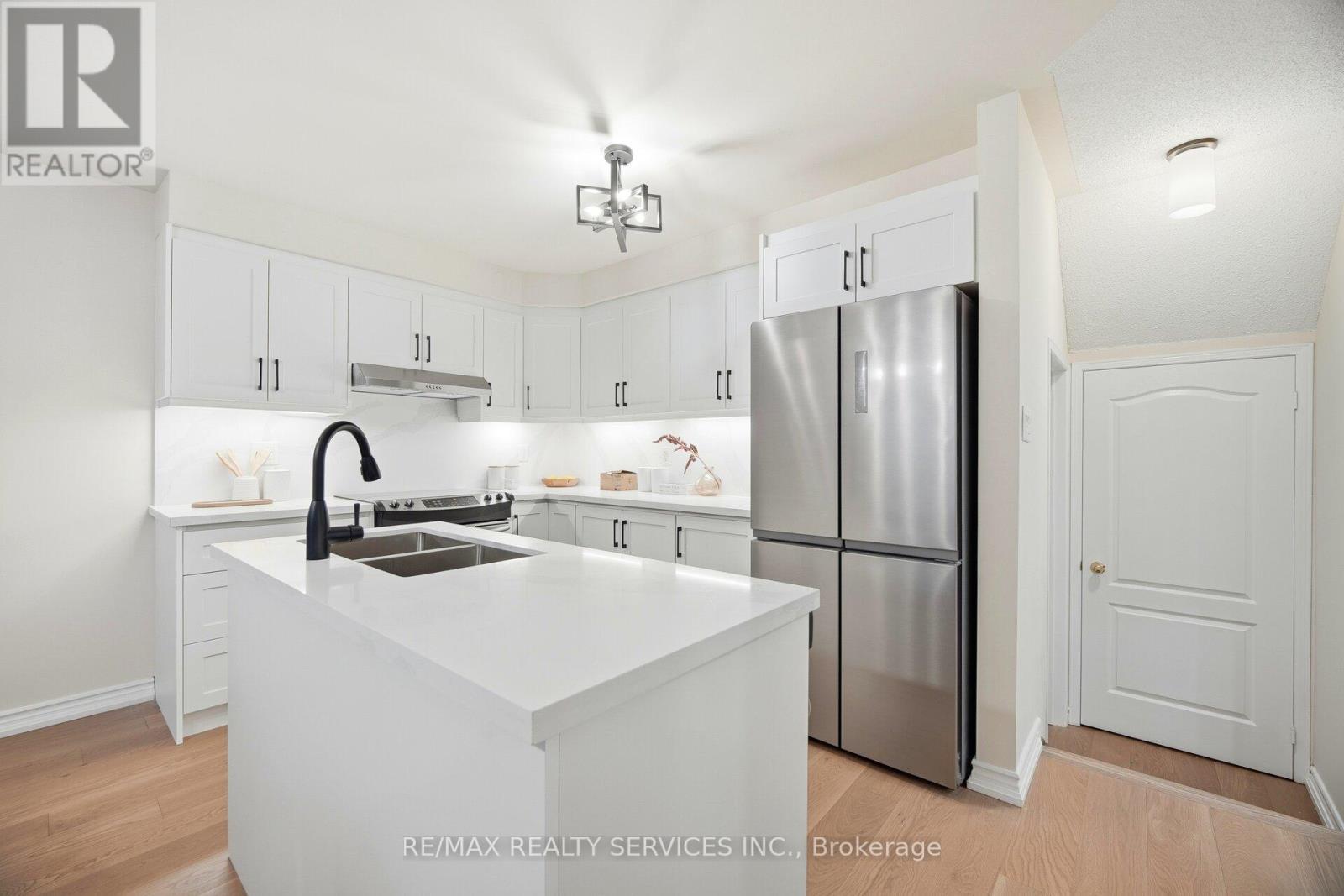 917 Joe Persechini Drive, Newmarket, ON - Indoor Photo Showing Kitchen With Double Sink With Upgraded Kitchen