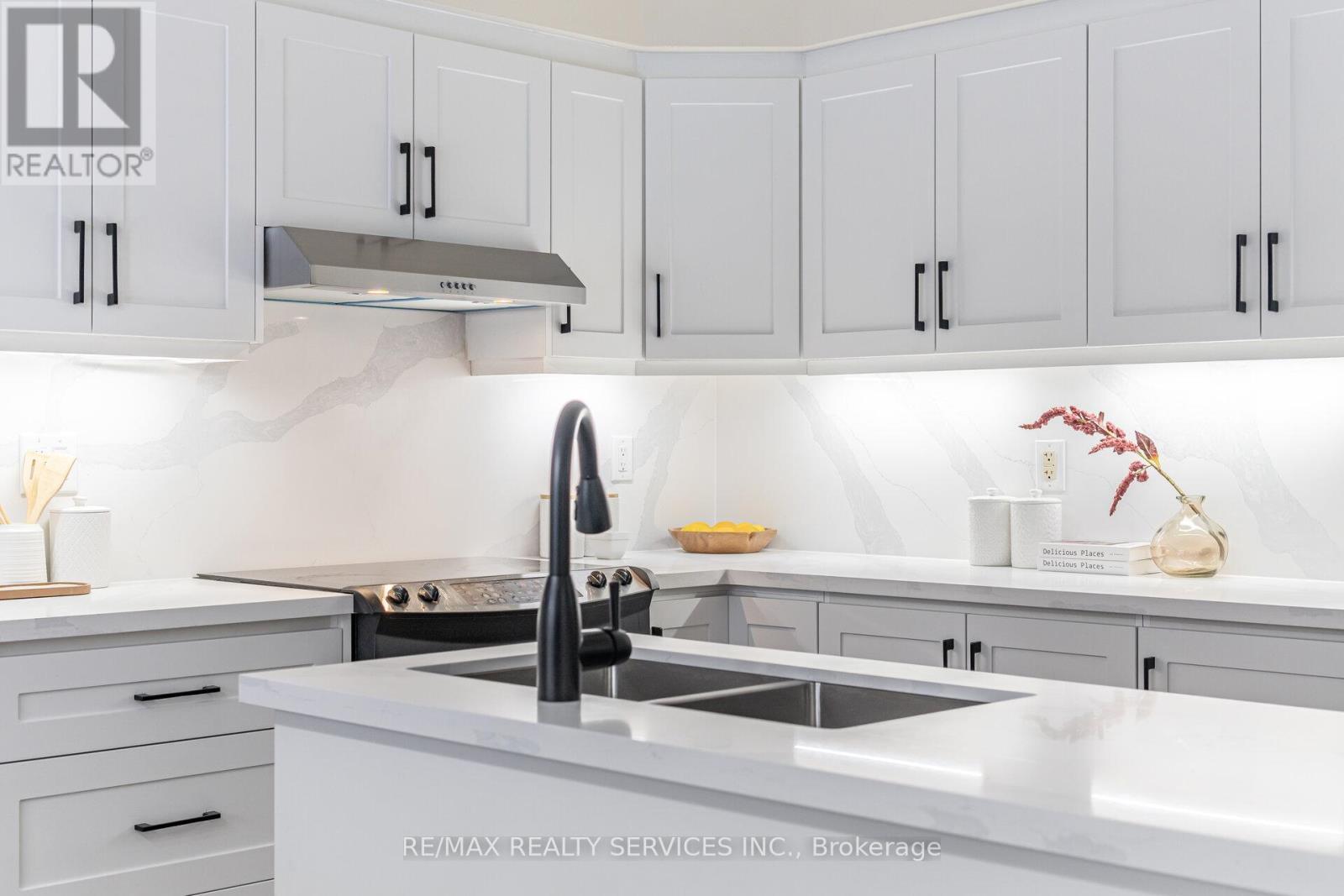 917 Joe Persechini Drive, Newmarket, ON - Indoor Photo Showing Kitchen With Double Sink