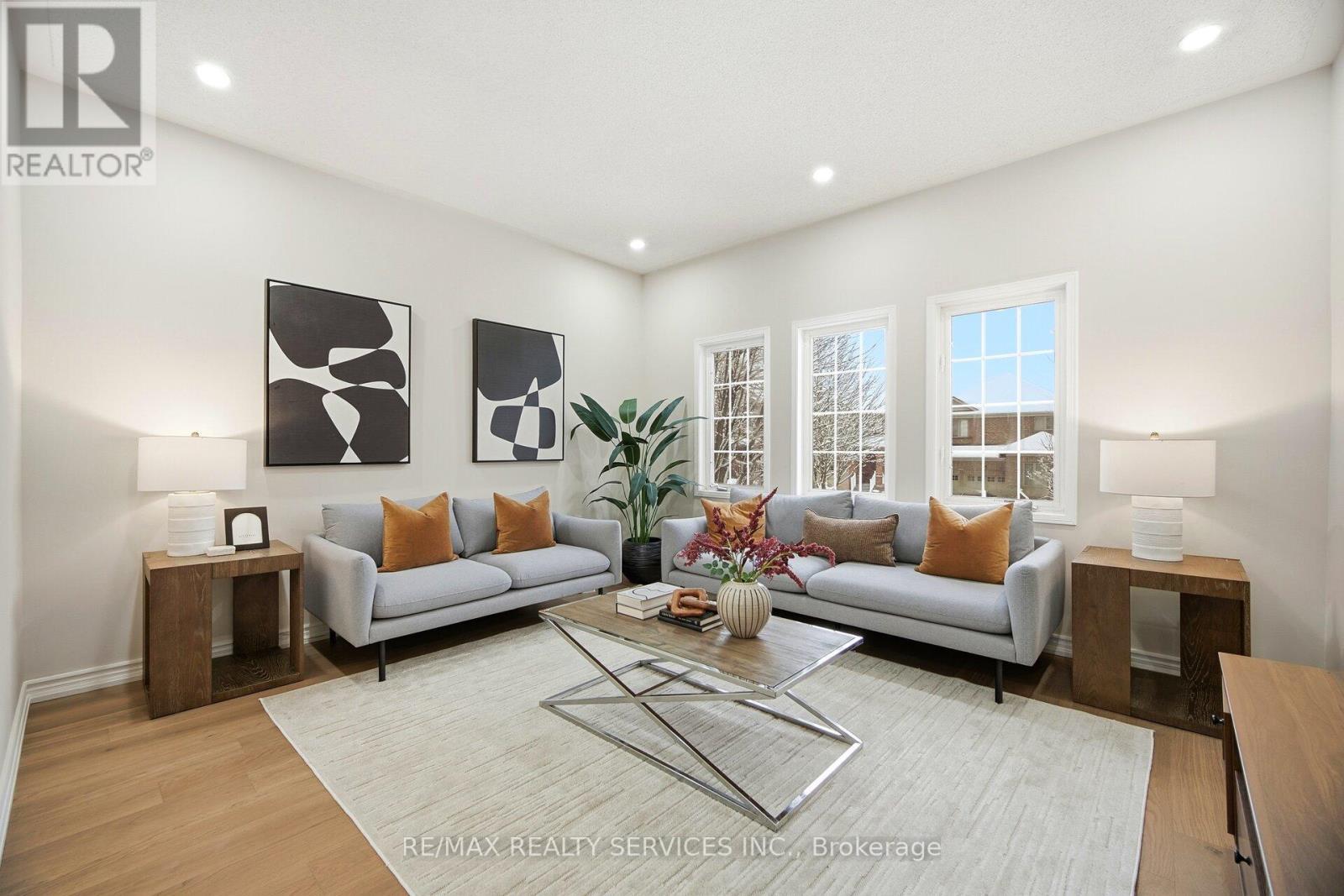 917 Joe Persechini Drive, Newmarket, ON - Indoor Photo Showing Living Room