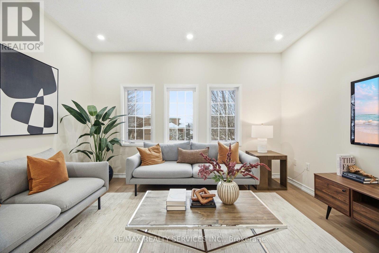 917 Joe Persechini Drive, Newmarket, ON - Indoor Photo Showing Living Room