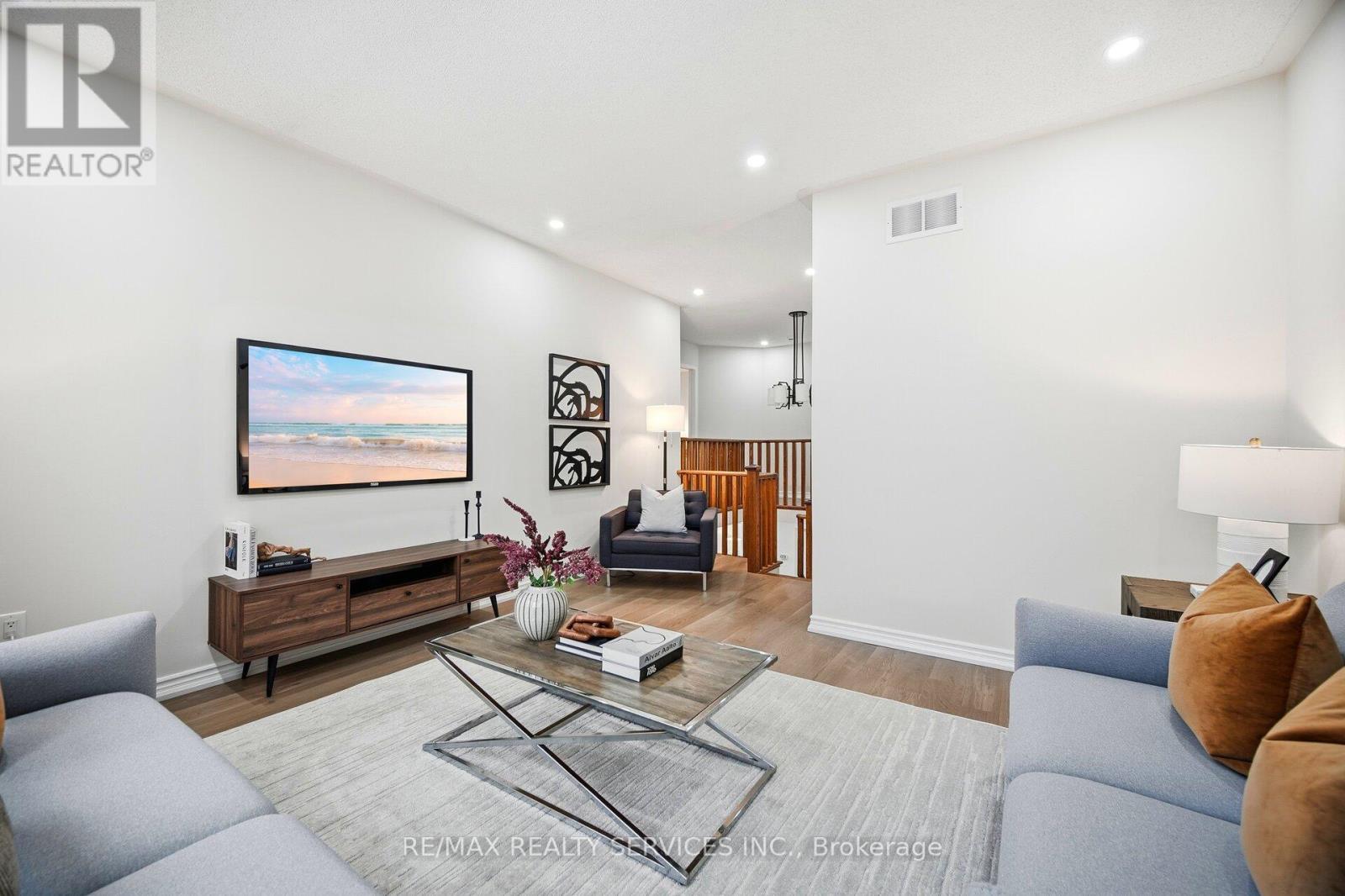 917 Joe Persechini Drive, Newmarket, ON - Indoor Photo Showing Living Room