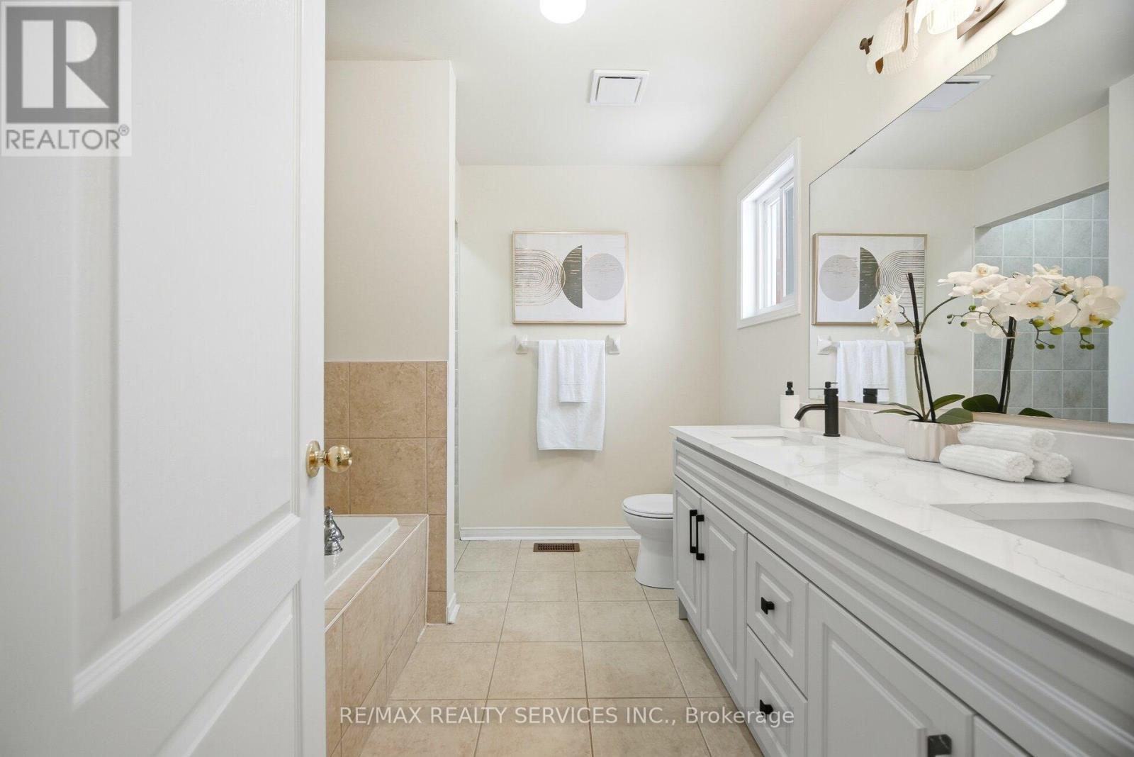 917 Joe Persechini Drive, Newmarket, ON - Indoor Photo Showing Bathroom