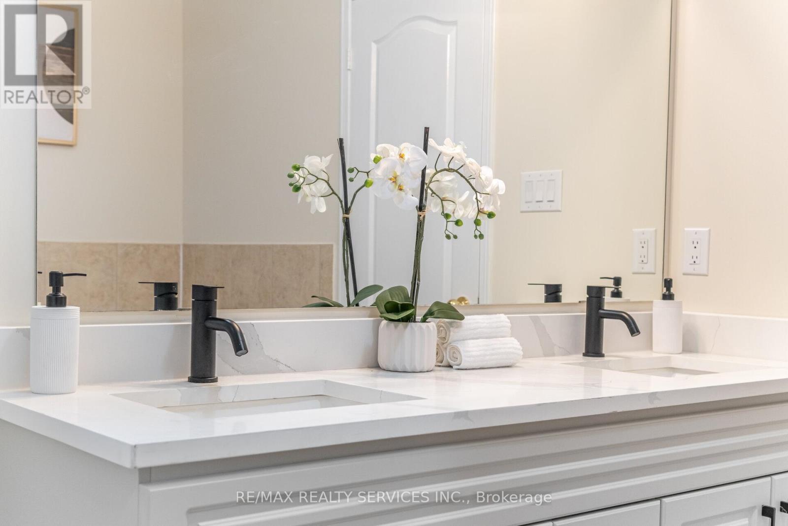917 Joe Persechini Drive, Newmarket, ON - Indoor Photo Showing Bathroom