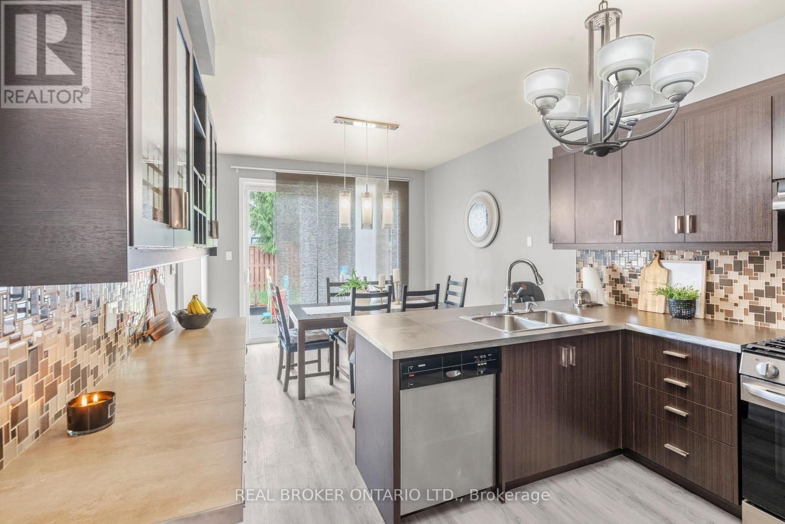 85 Laurier Avenue, Richmond Hill, ON - Indoor Photo Showing Kitchen With Double Sink With Upgraded Kitchen