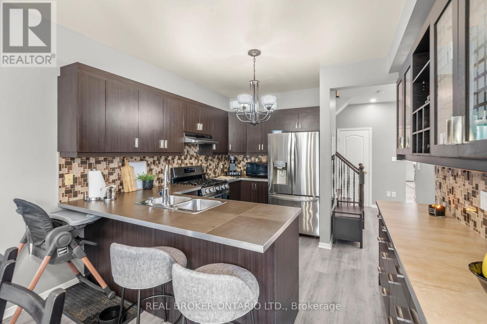85 Laurier Avenue, Richmond Hill, ON - Indoor Photo Showing Kitchen With Double Sink With Upgraded Kitchen