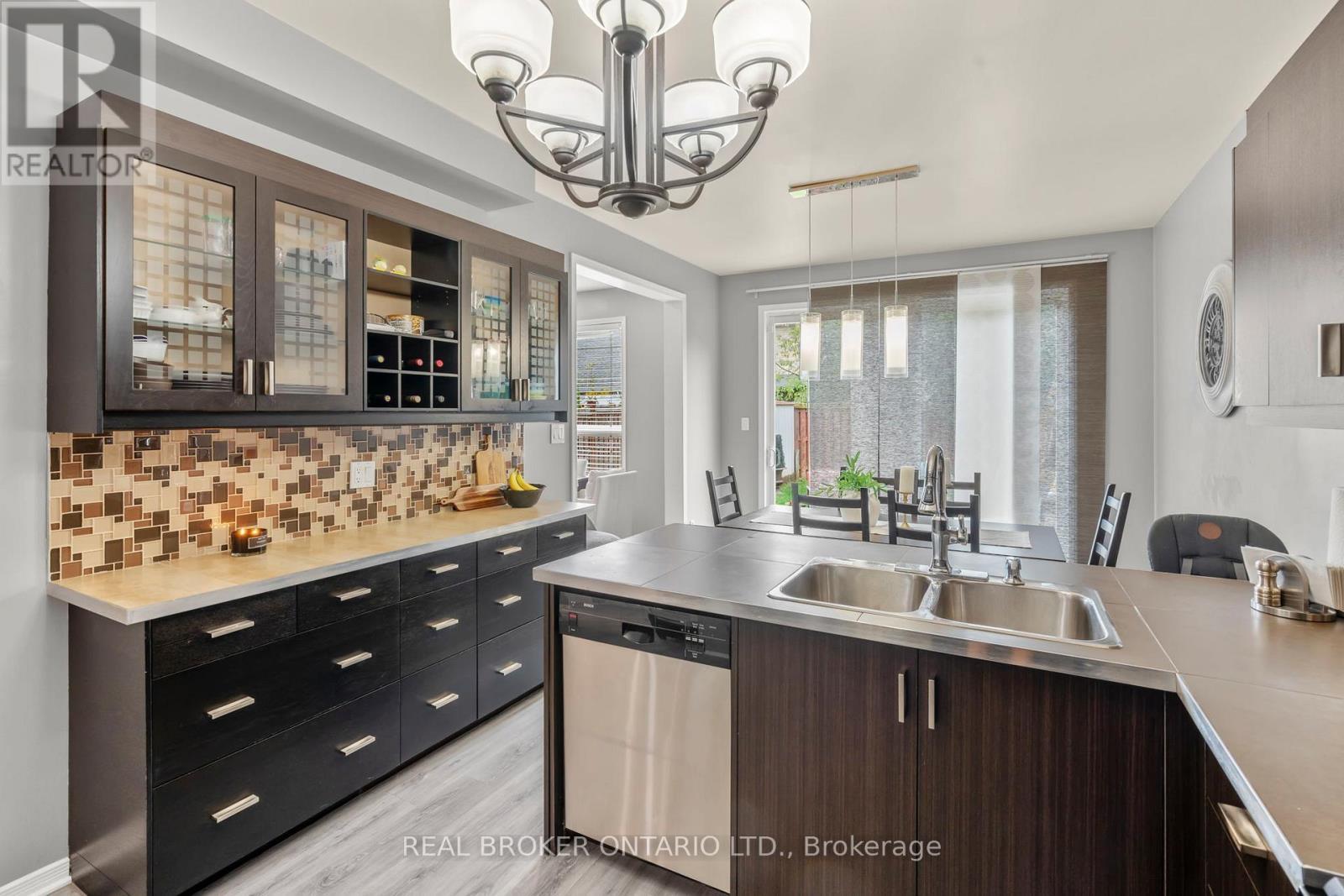 85 Laurier Avenue, Richmond Hill, ON - Indoor Photo Showing Kitchen With Double Sink