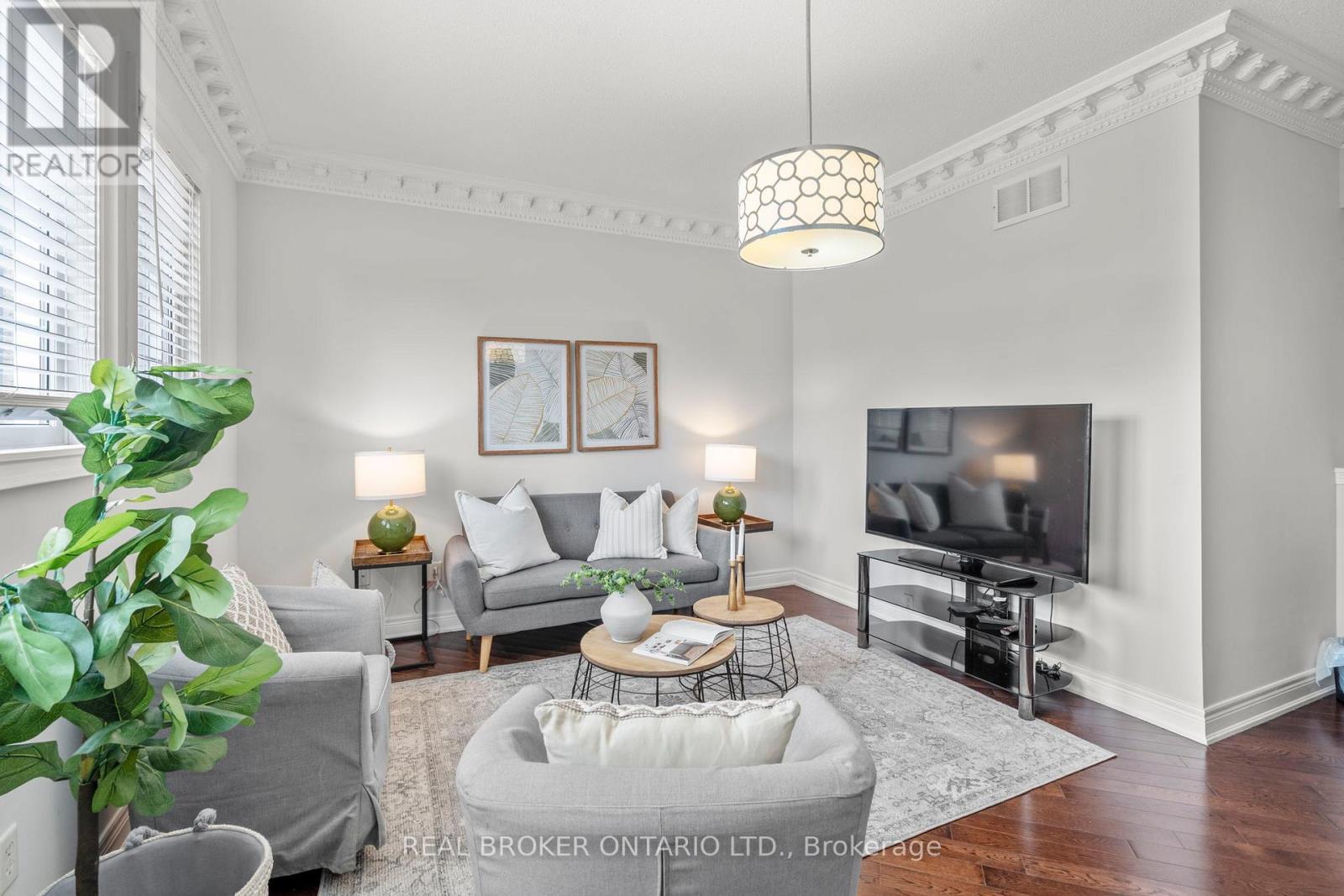 85 Laurier Avenue, Richmond Hill, ON - Indoor Photo Showing Living Room