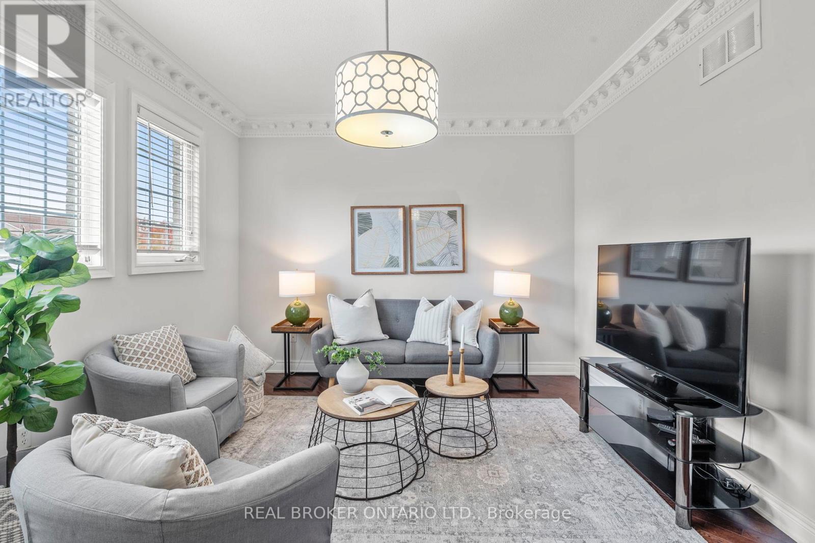 85 Laurier Avenue, Richmond Hill, ON - Indoor Photo Showing Living Room