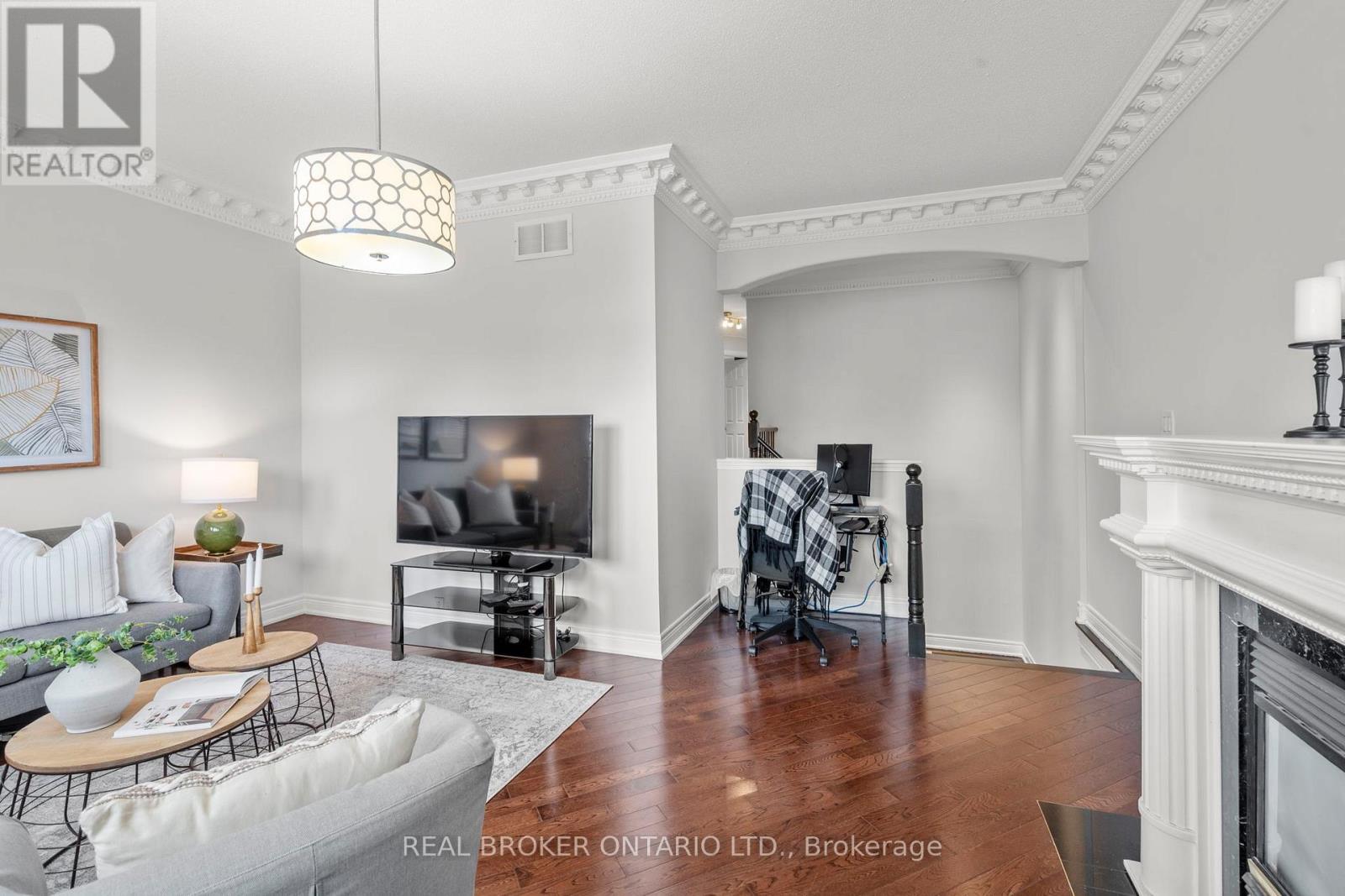 85 Laurier Avenue, Richmond Hill, ON - Indoor Photo Showing Living Room
